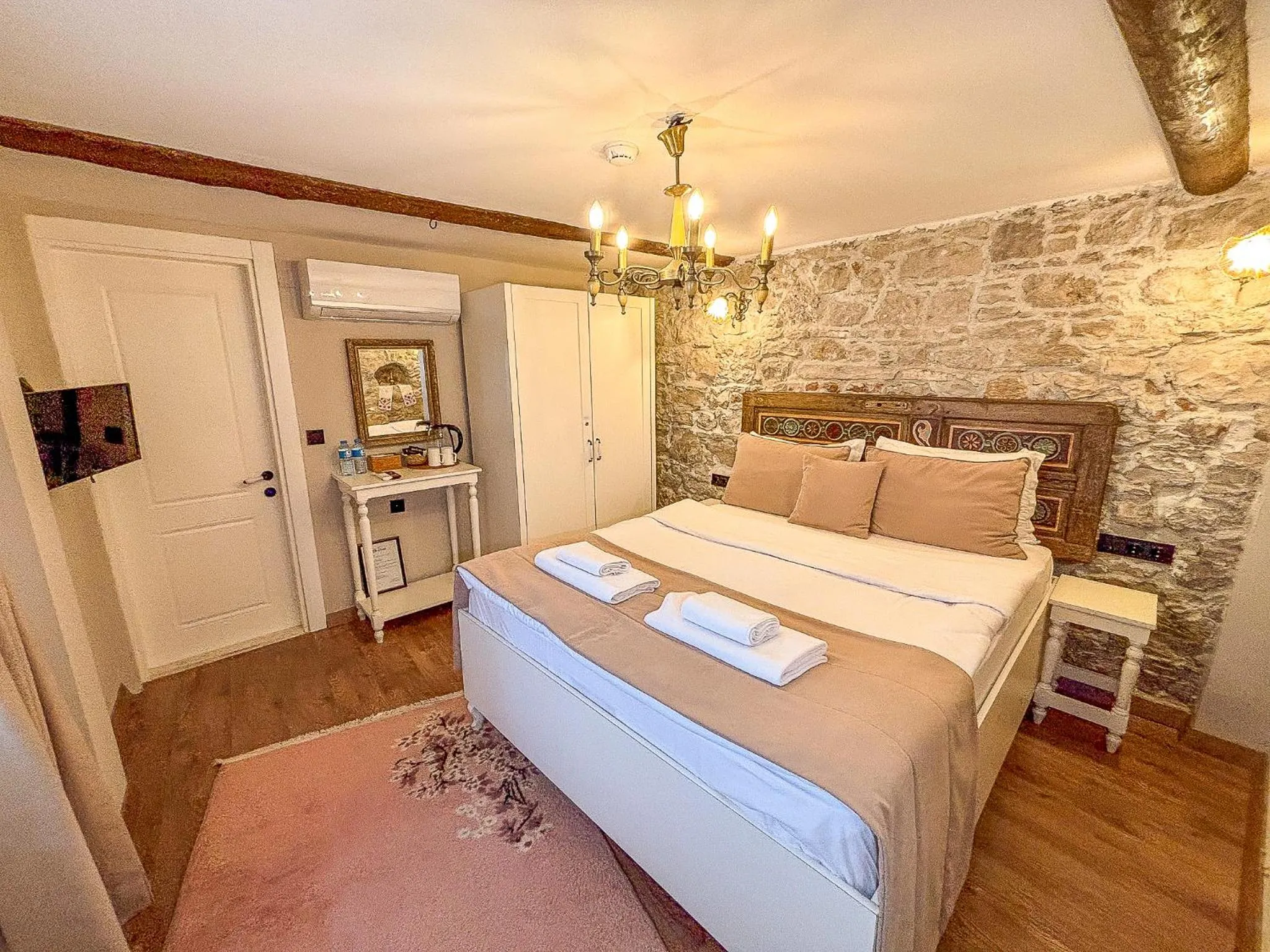 1870's Taş Konak Otel Üç Oda