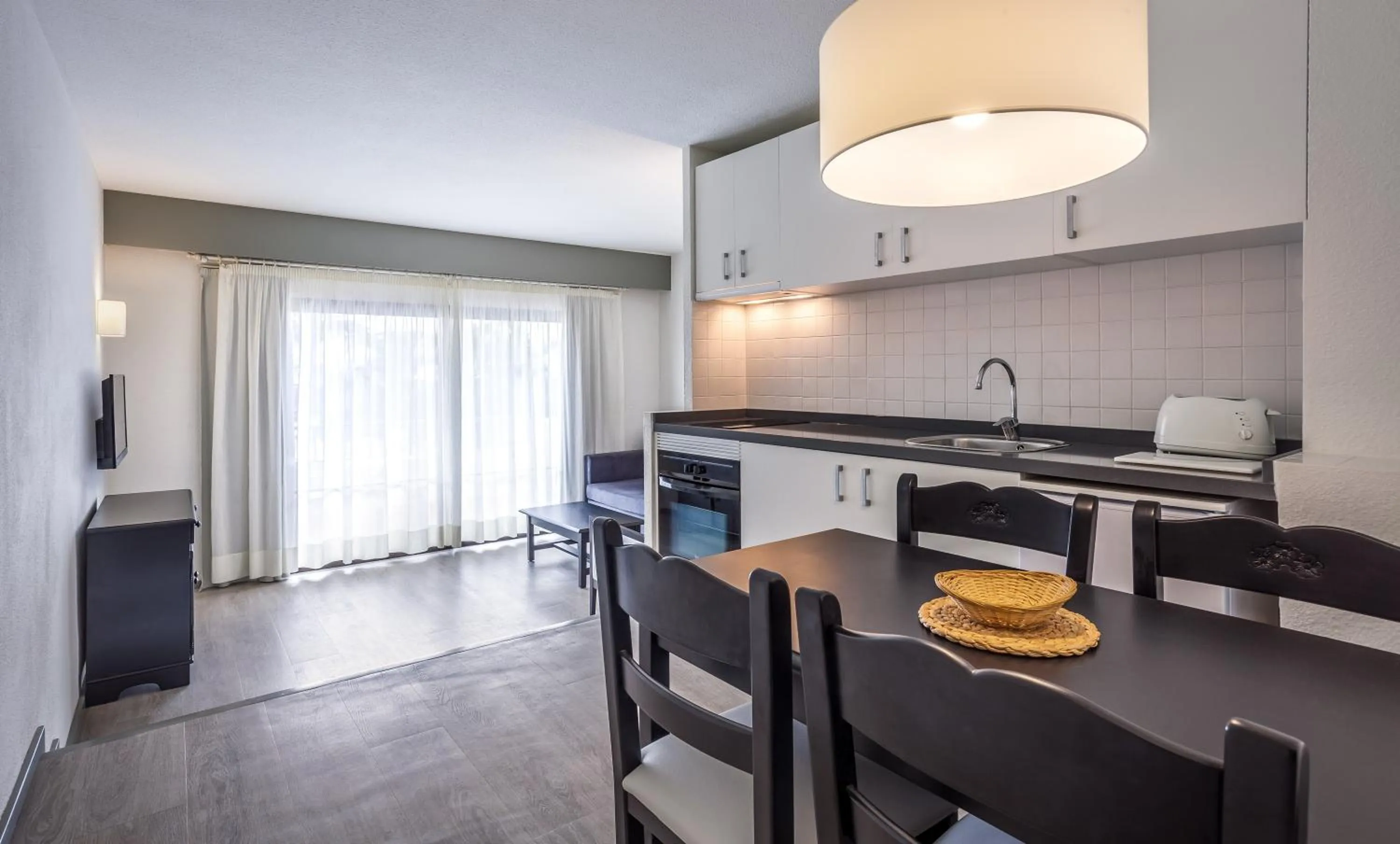 Kitchen or kitchenette in Apartamentos HG Cristian Sur