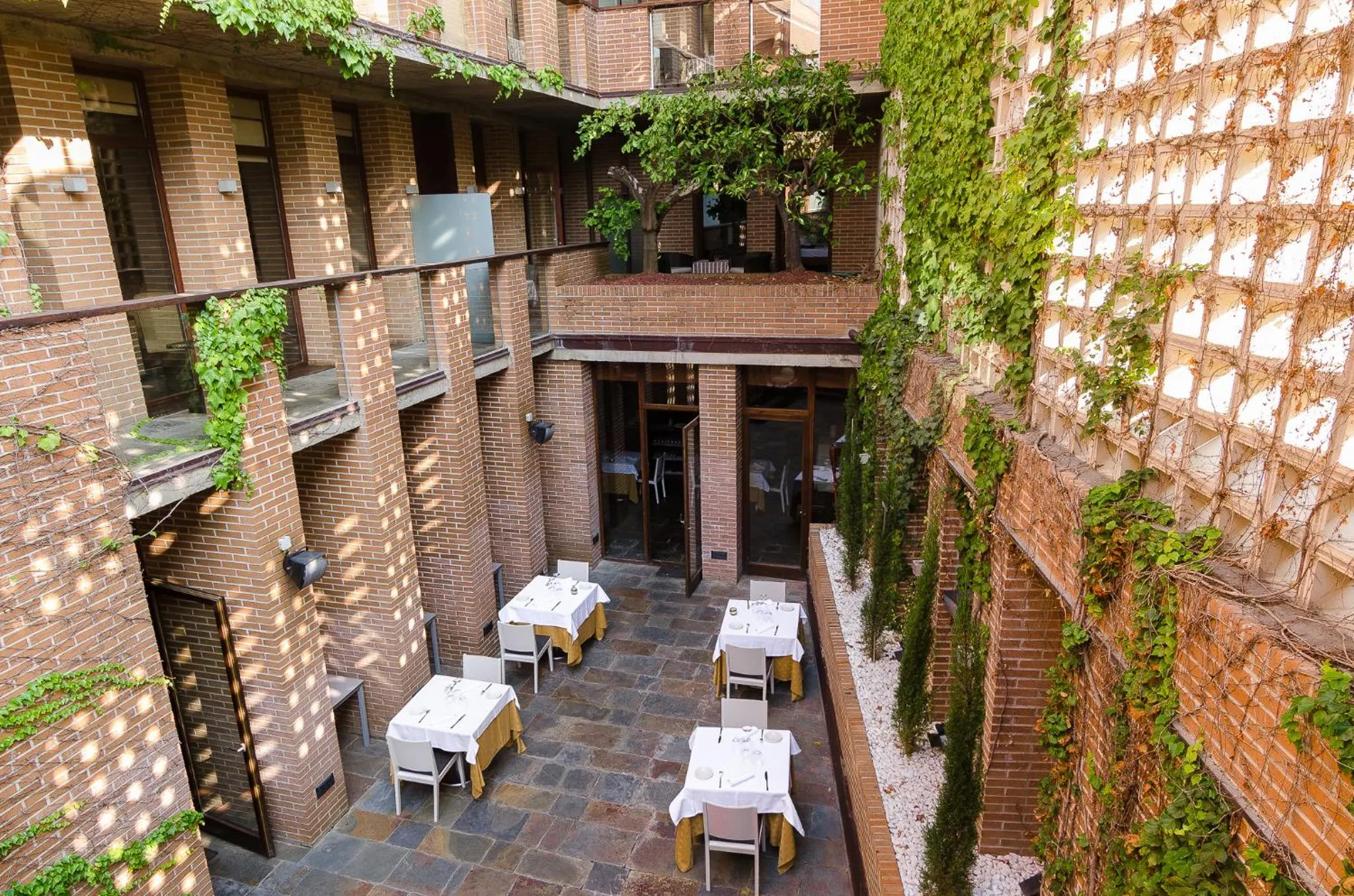 Restaurant/places to eat in Hotel La Joyosa Guarda