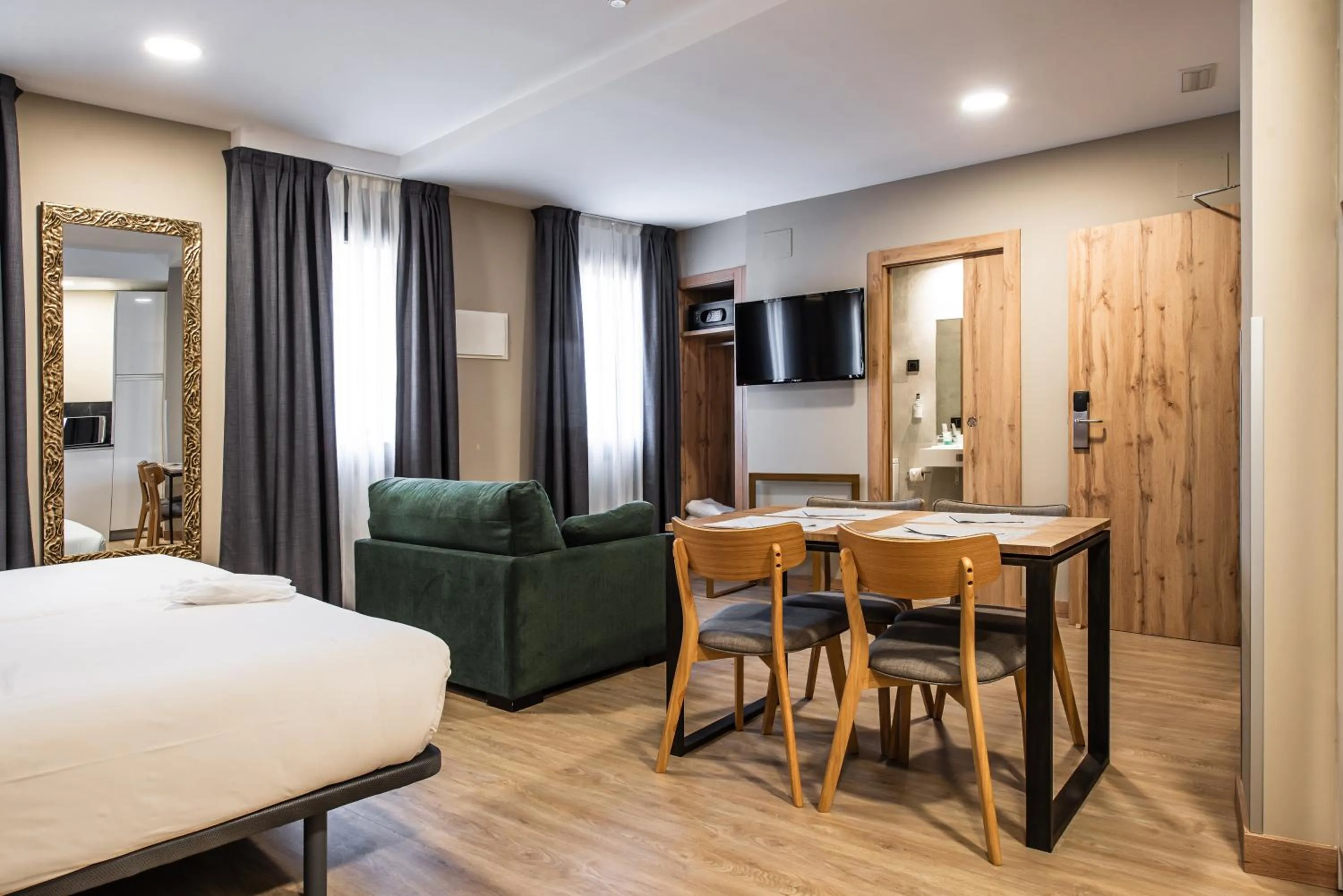 Photo of the whole room, Bed in Hotel Zentral Mayoral