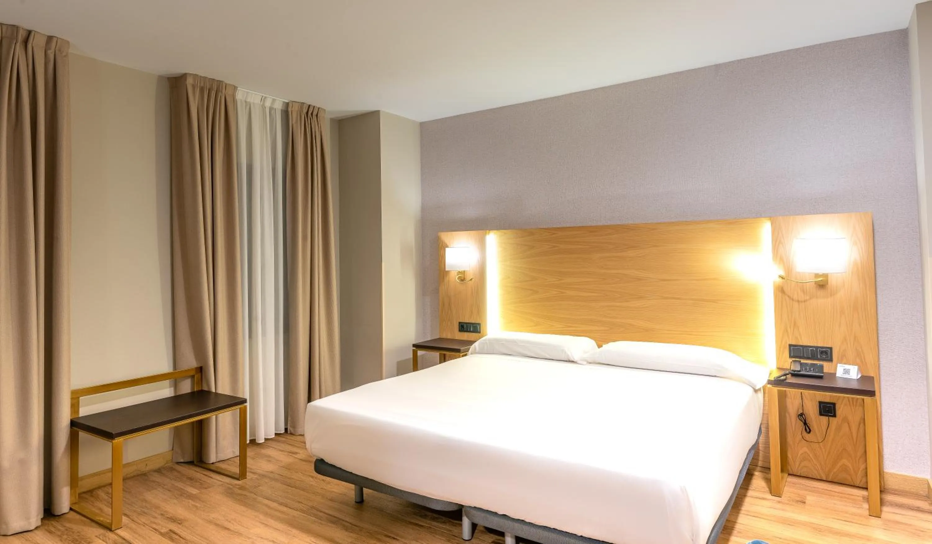 Bedroom, Bed in Hotel Zentral Mayoral