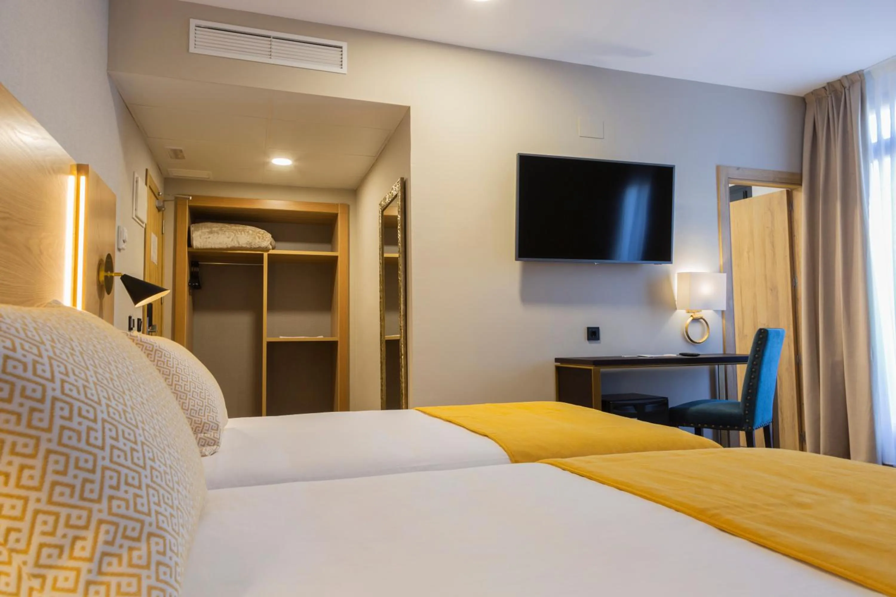 Bedroom, Bed in Hotel Zentral Mayoral