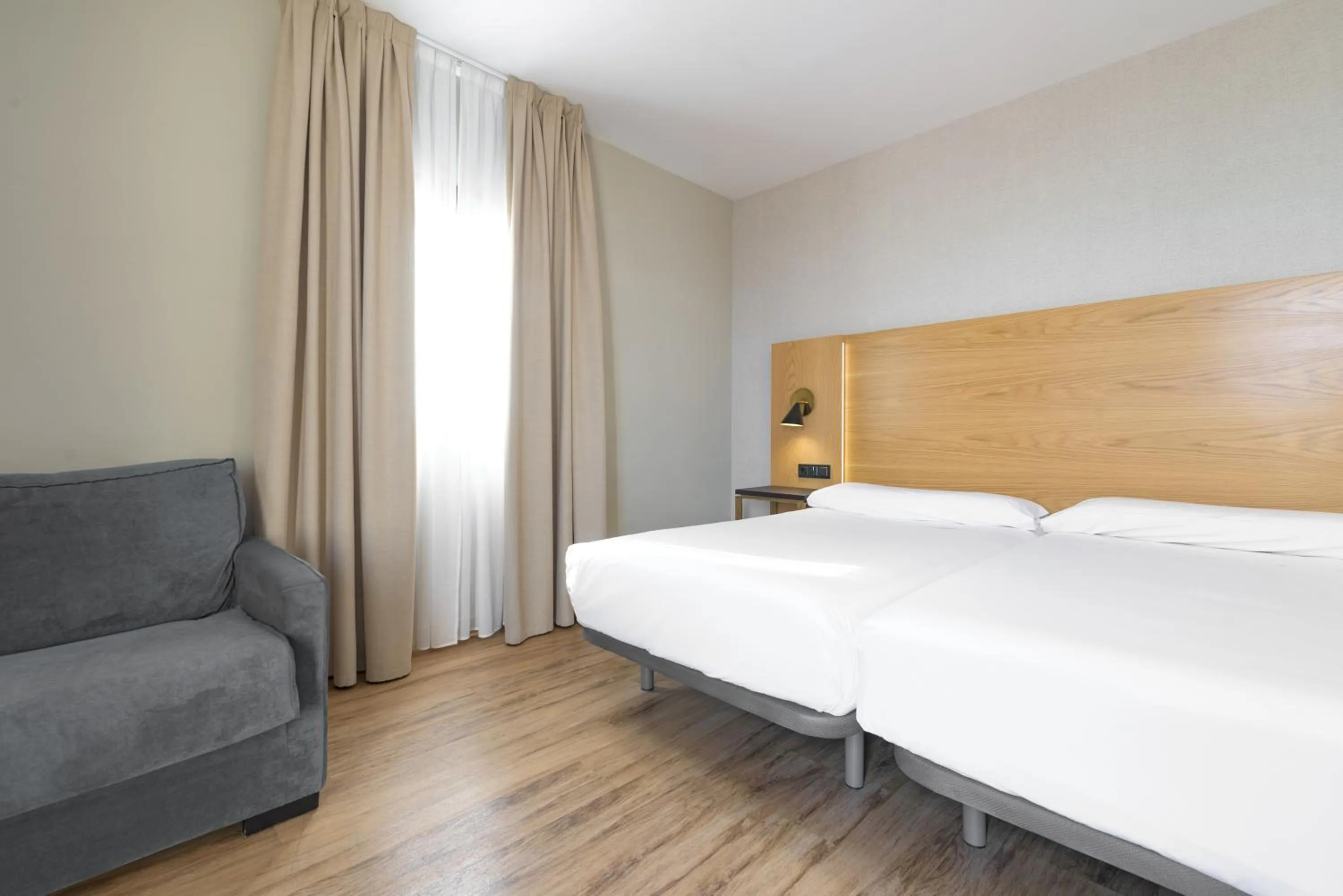 Bedroom, Bed in Hotel Zentral Mayoral