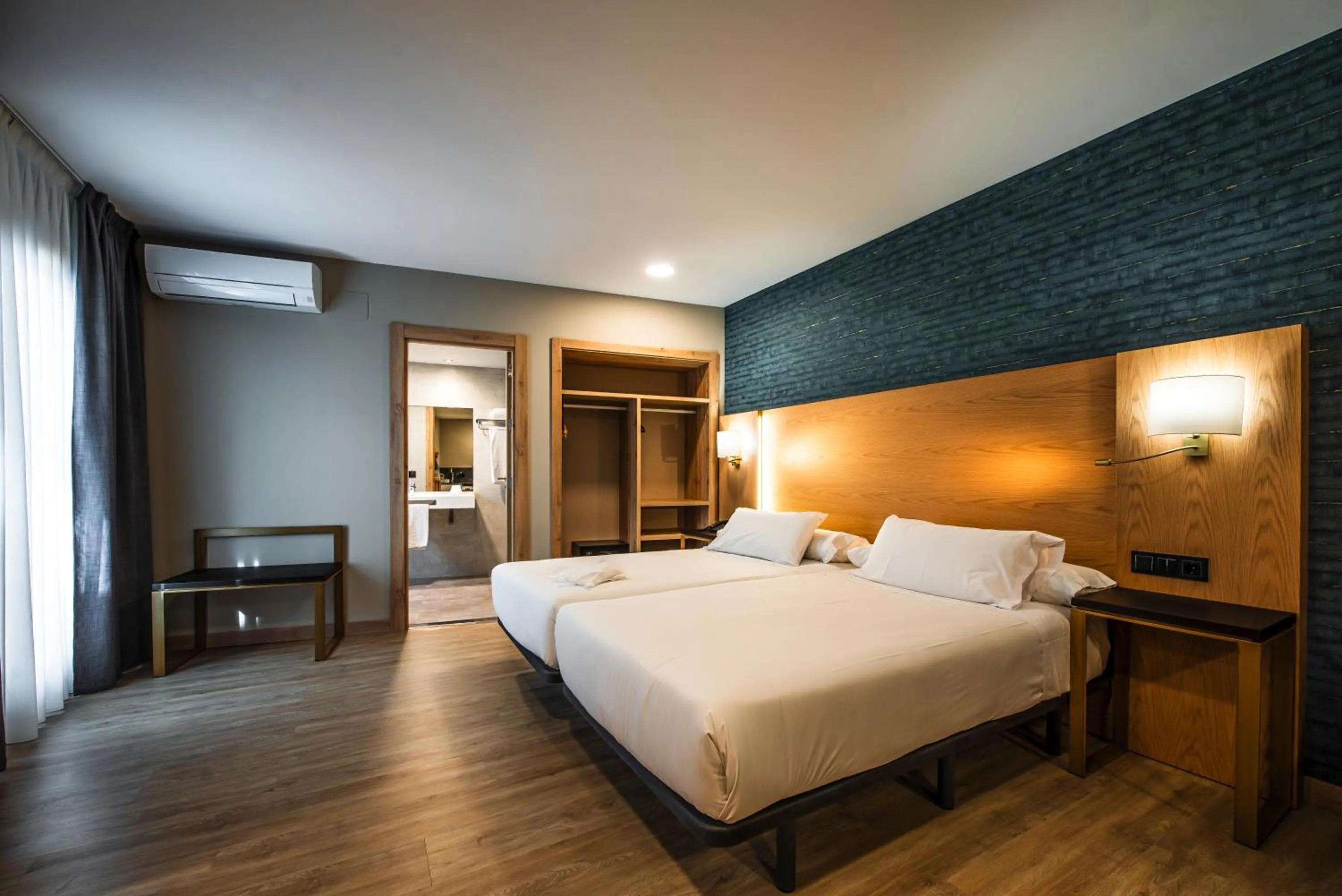 Bed in Hotel Zentral Mayoral