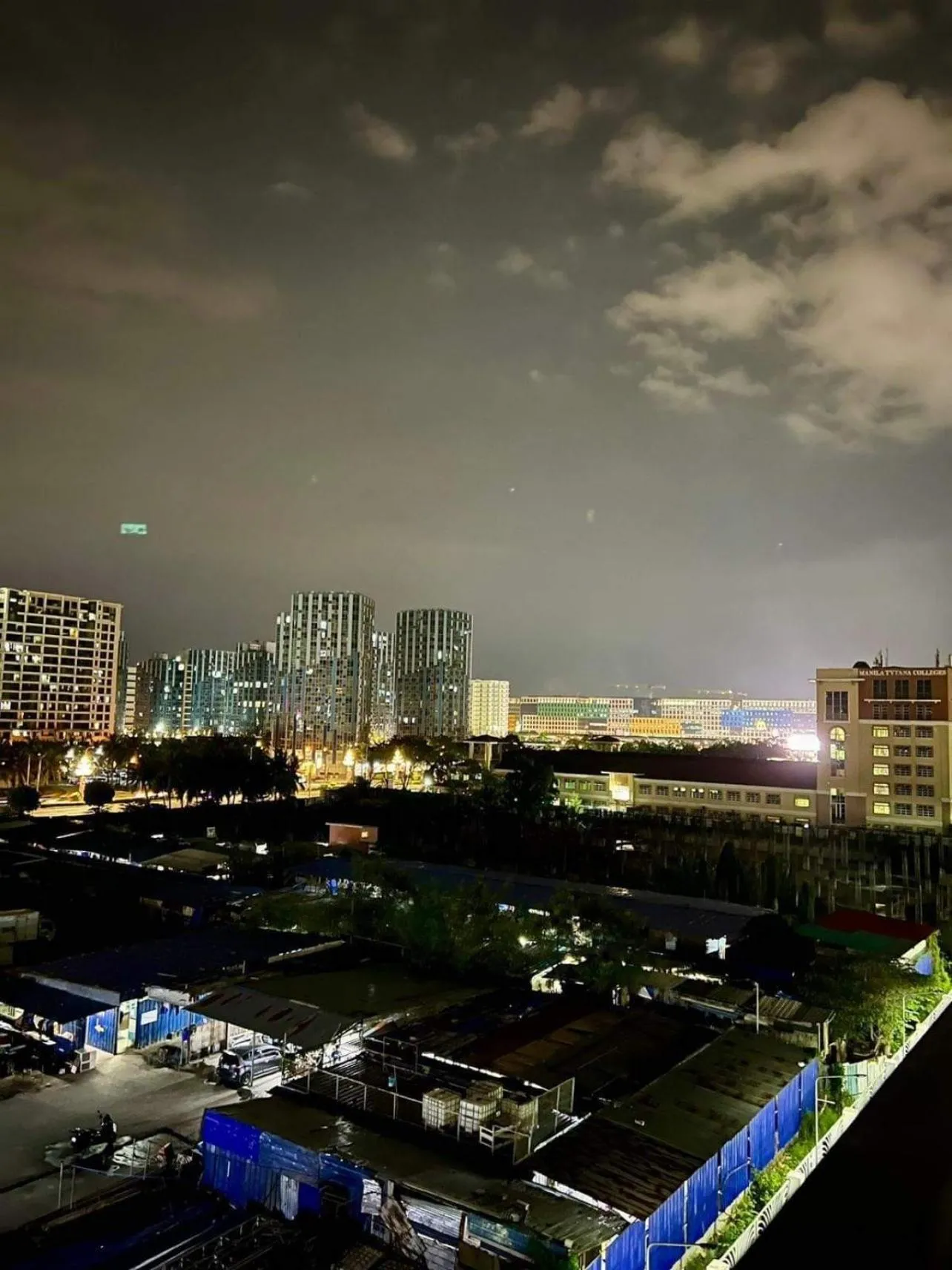 Deluxe Suites Razelles 2 at Shore 2 Residences Tower 1