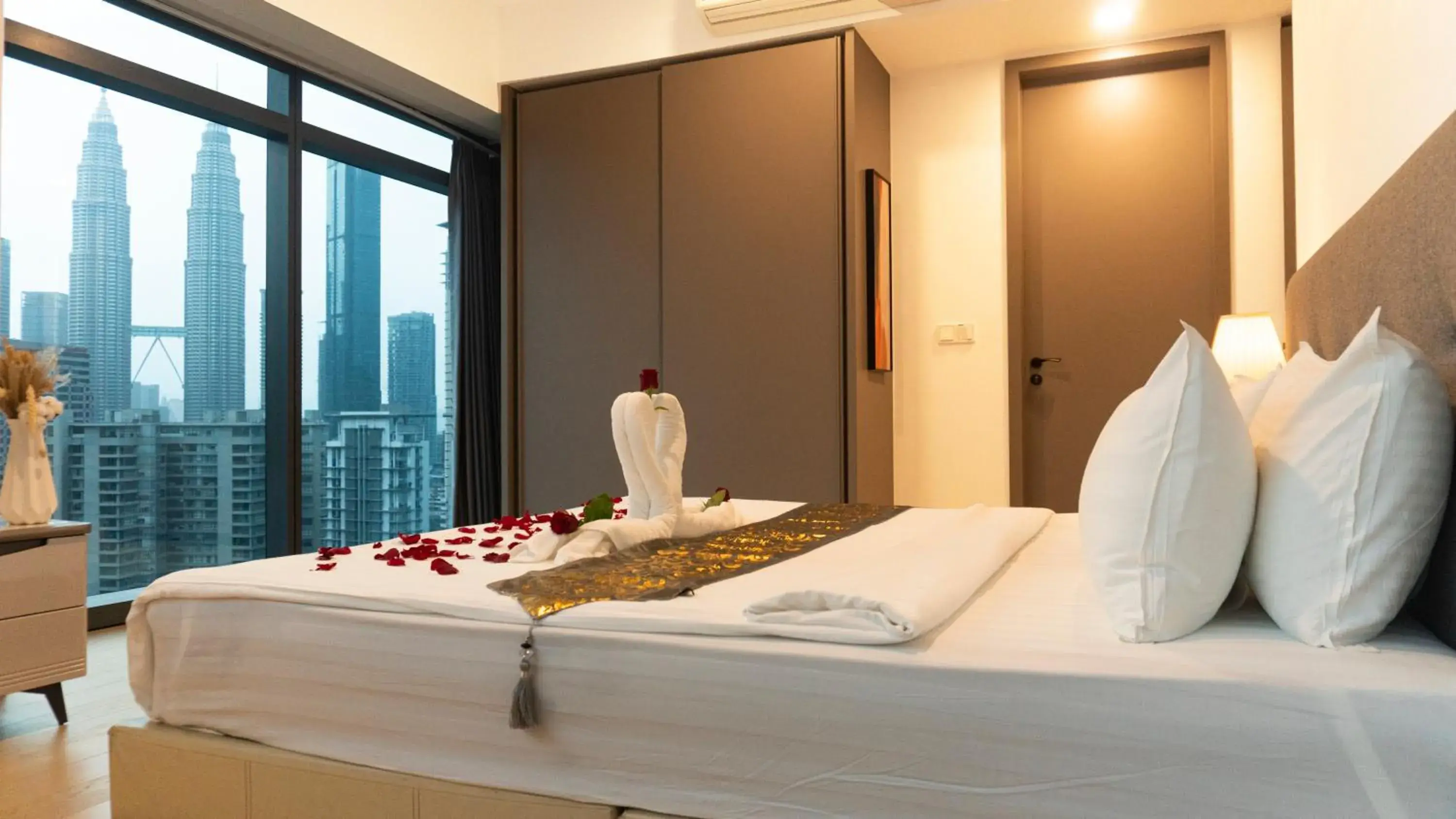 Premium Diamond Two bedrooms Apartment ( Twin Towers View ) in MOONWAY SUITES At EATON KLCC Premium Diamond Two bedrooms Apartment ( Twin Towers View ) in MOONWAY SUITES At EATON KLCC