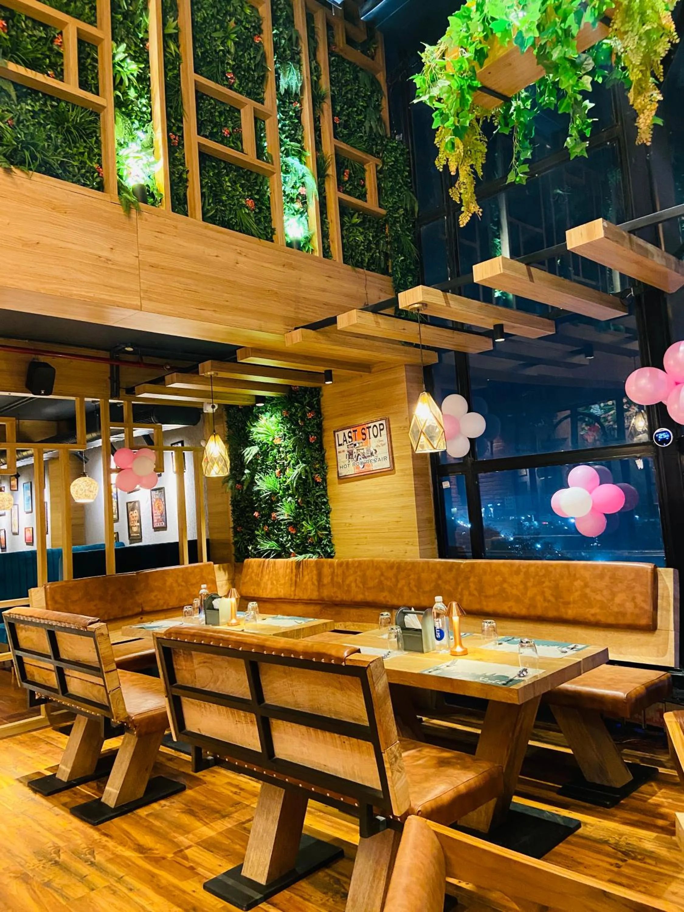 Restaurant/places to eat in HOTEL SILKHOUSE PREMIER