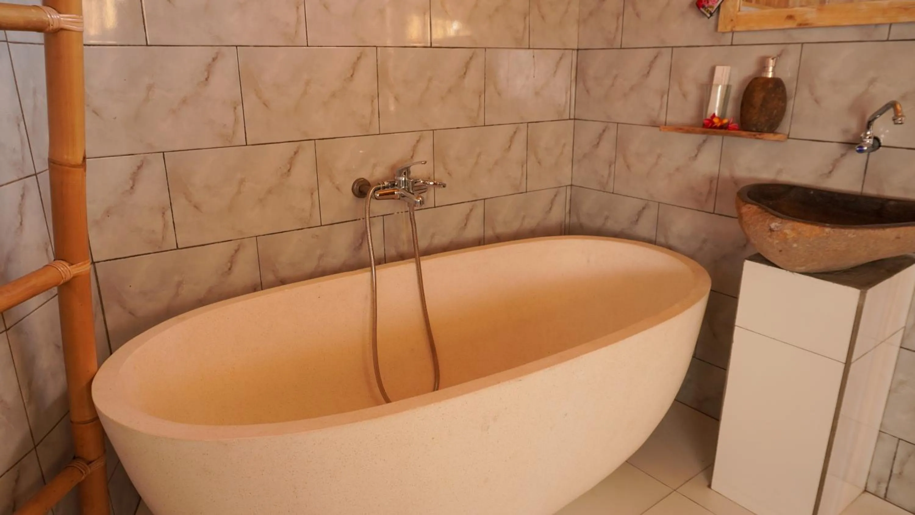 Bath in Kalimaja Amed Villa