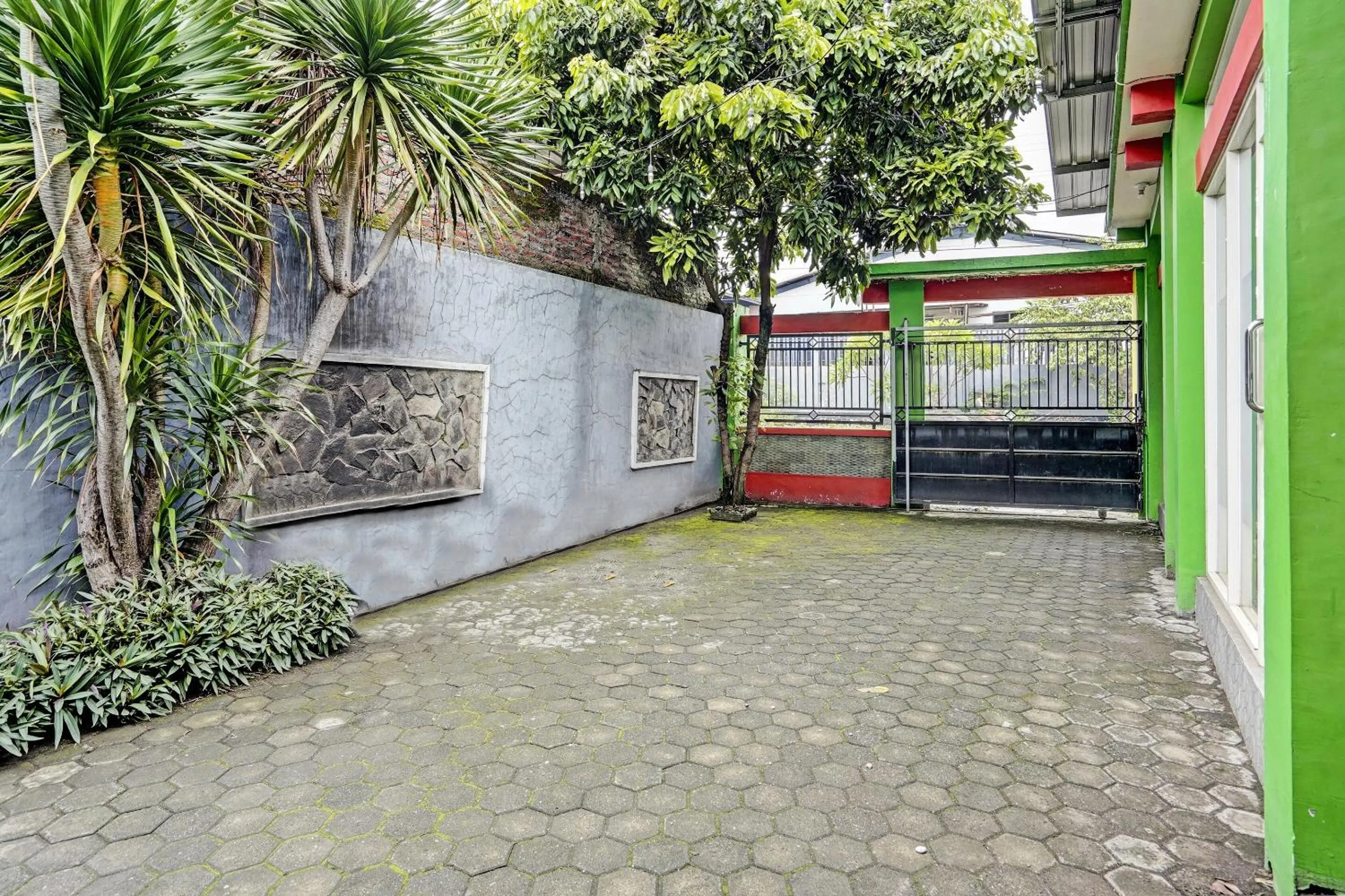 Facade/entrance in Hotel O Fun Guesthouse Syariah