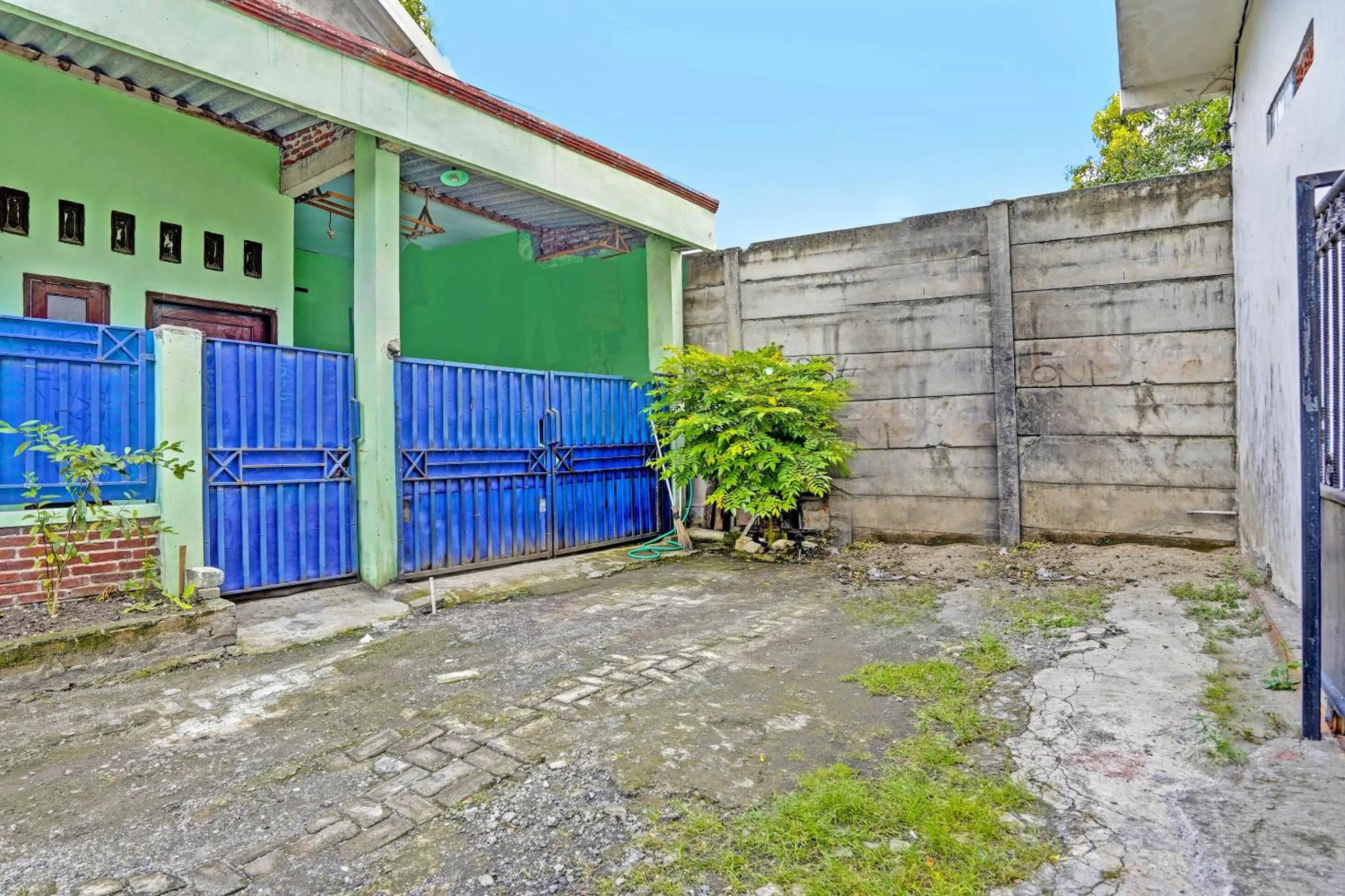 Parking in OYO LIFE 92077 Tarlo Guest House 3