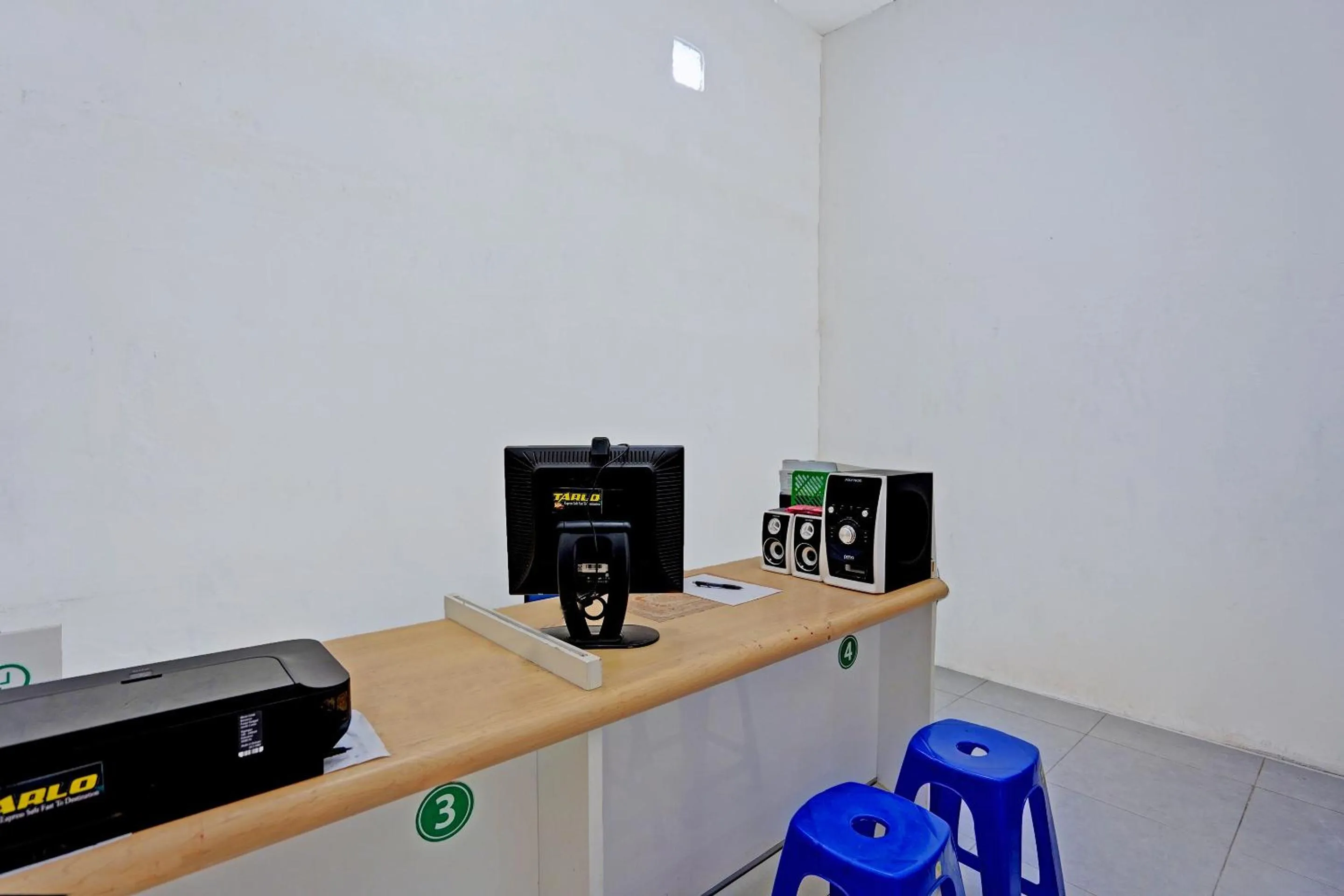 Lobby or reception in OYO LIFE 92077 Tarlo Guest House 3