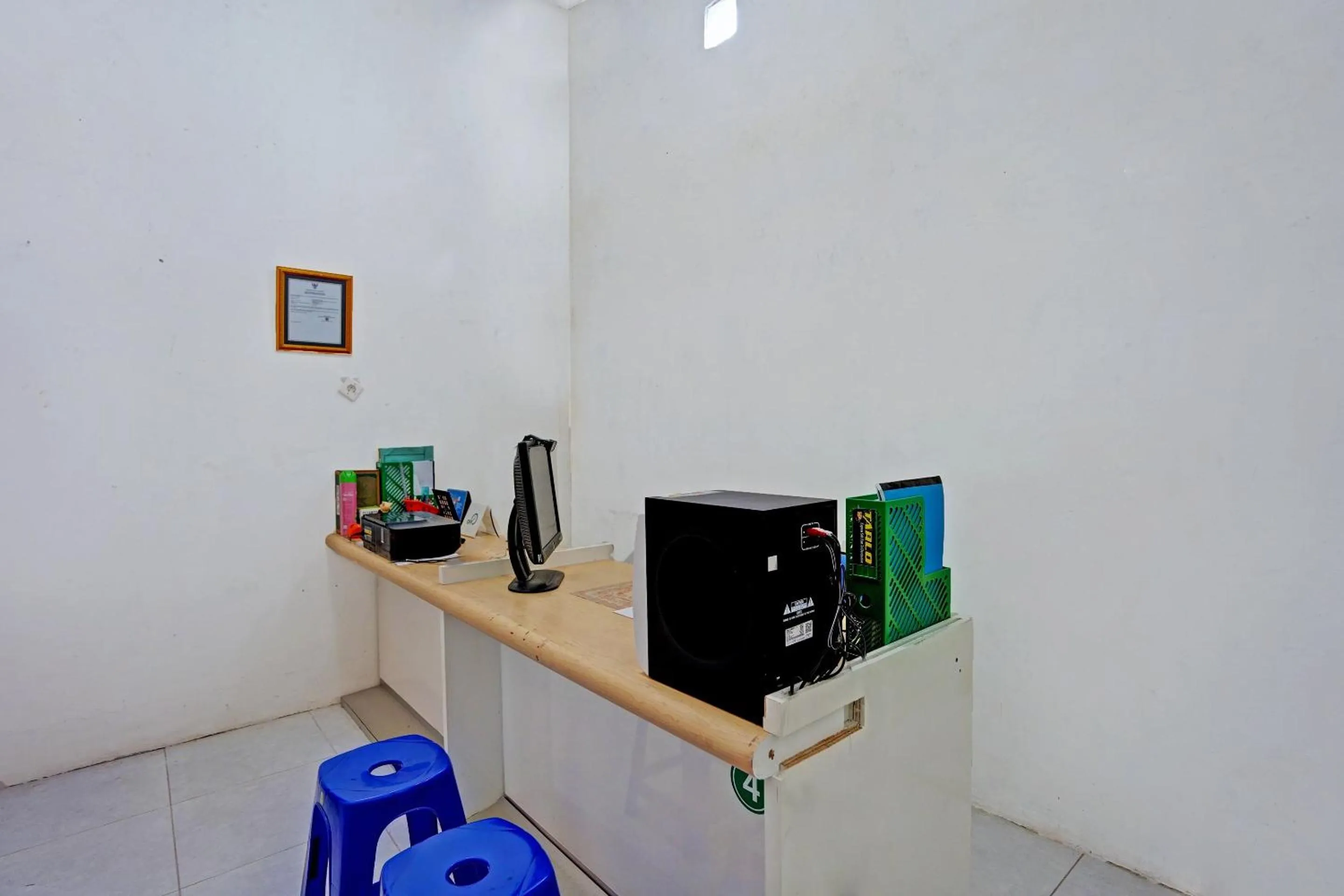 Lobby or reception in OYO LIFE 92077 Tarlo Guest House 3