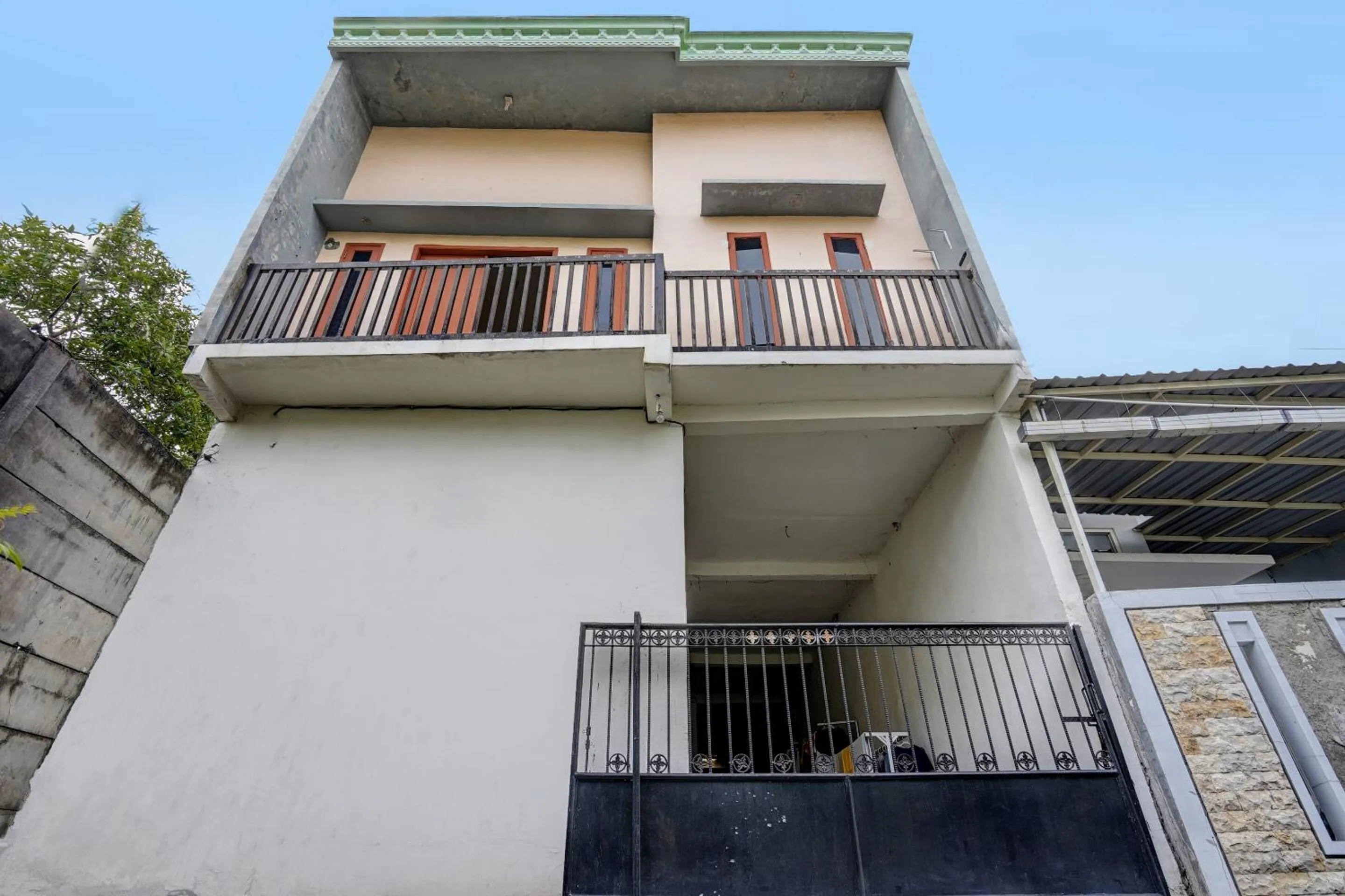 Property building in OYO LIFE 92077 Tarlo Guest House 3