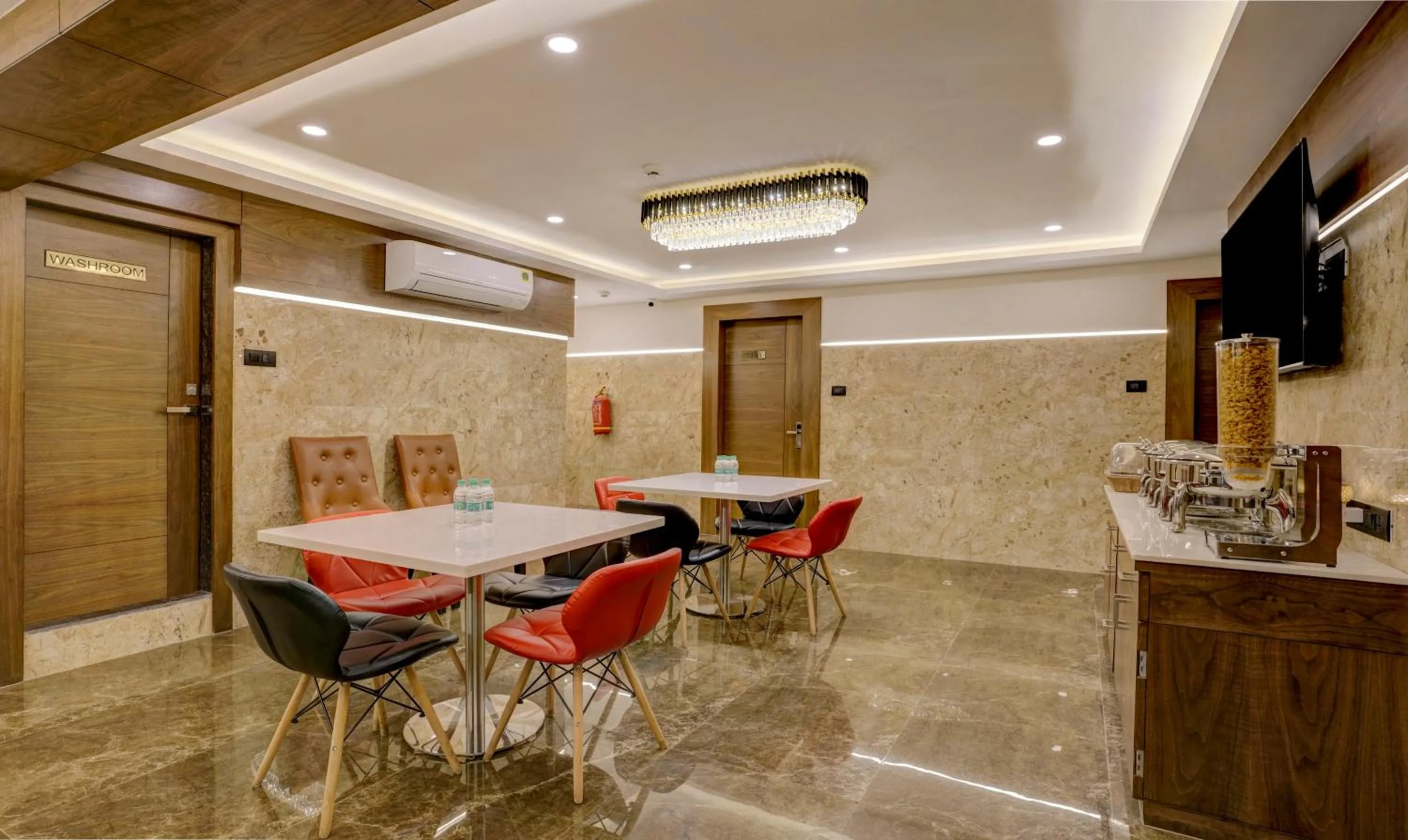 Restaurant/places to eat in Treebo Castle Rock Inn