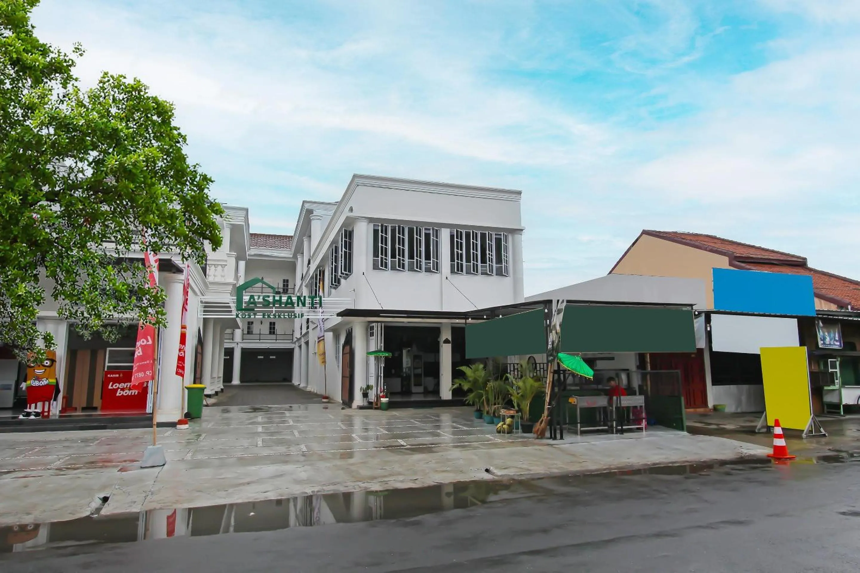 Facade/entrance in Capital O 92105 A'shanti Inn