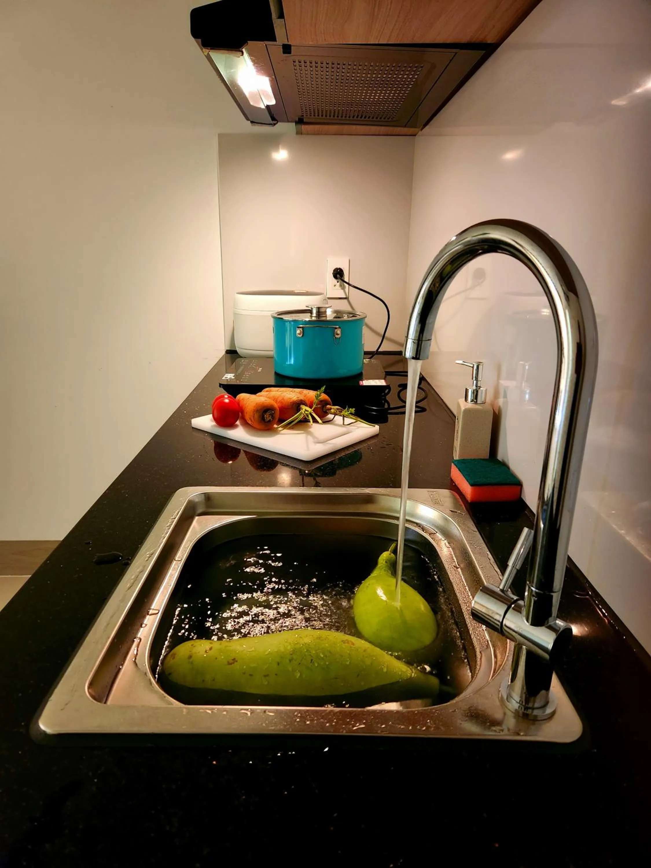 Kitchen or kitchenette in Mi Amor Luxury Island Apartment - 3 minutes to the beach