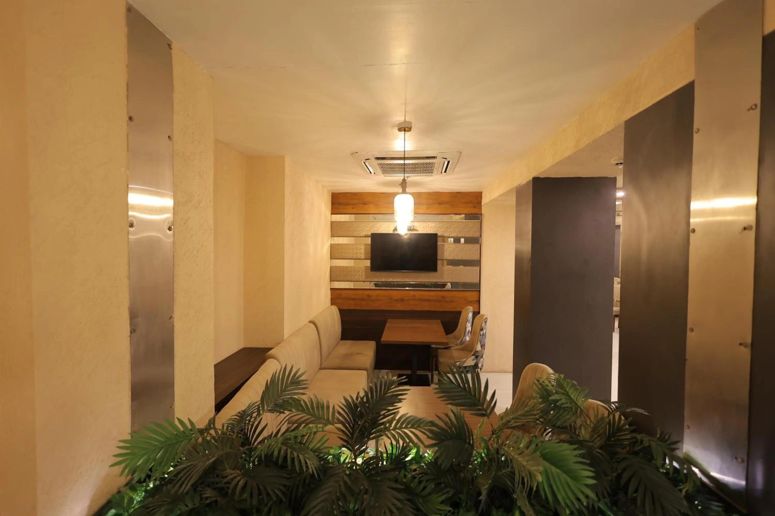 Restaurant/places to eat in Hide Away Studios