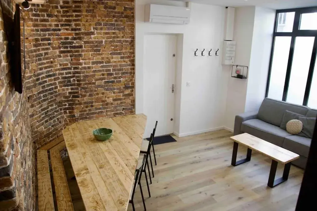 Another brick in the wall Apartment in Paris Sleeps 9 Another brick in the wall Apartment in Paris Sleeps 9