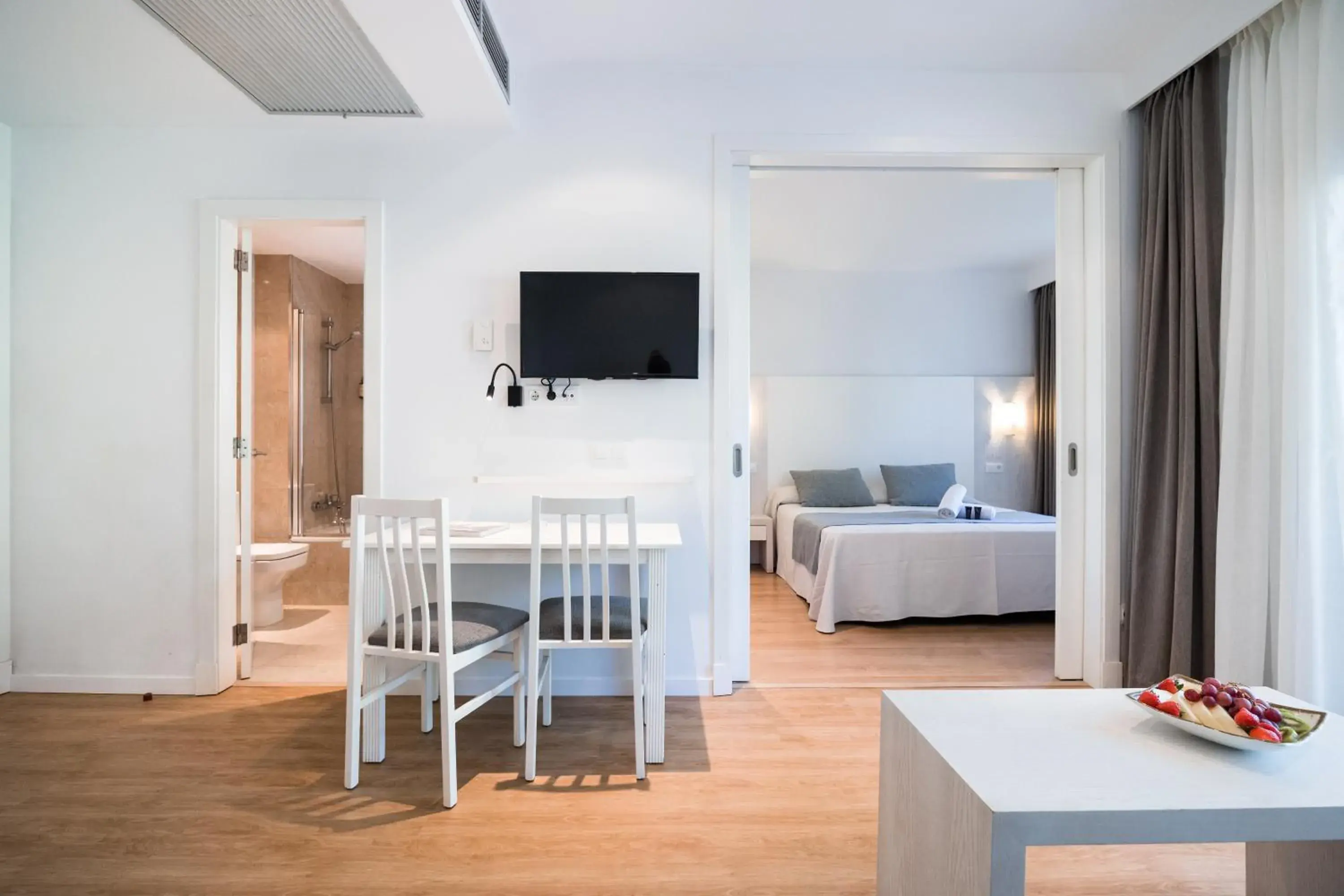 Photo of the whole room, Bed in Sagitario Princesa Playa Photo of the whole room, Bed in Sagitario Princesa Playa