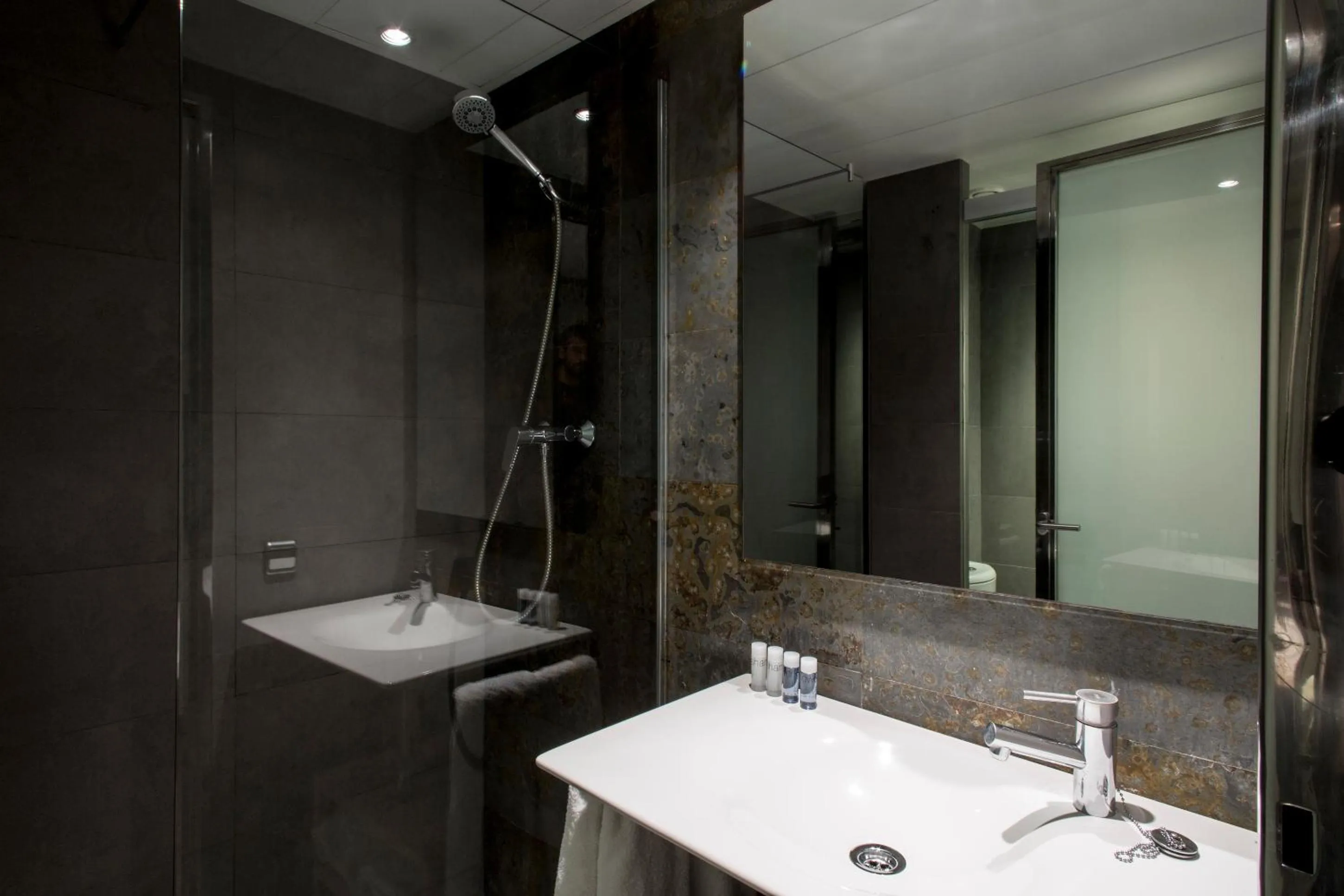 Bathroom in Barcelona Apartment Aramunt