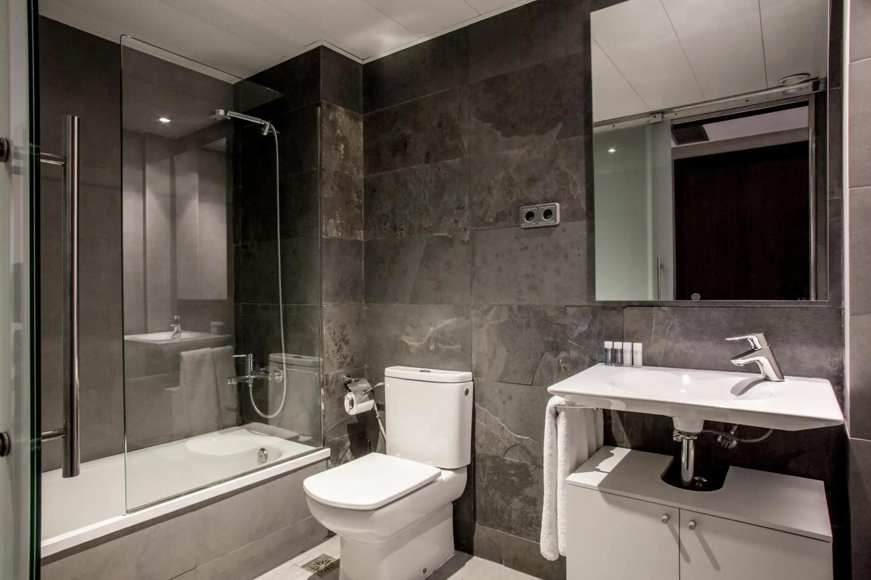 Bathroom in Barcelona Apartment Aramunt Bathroom in Barcelona Apartment Aramunt