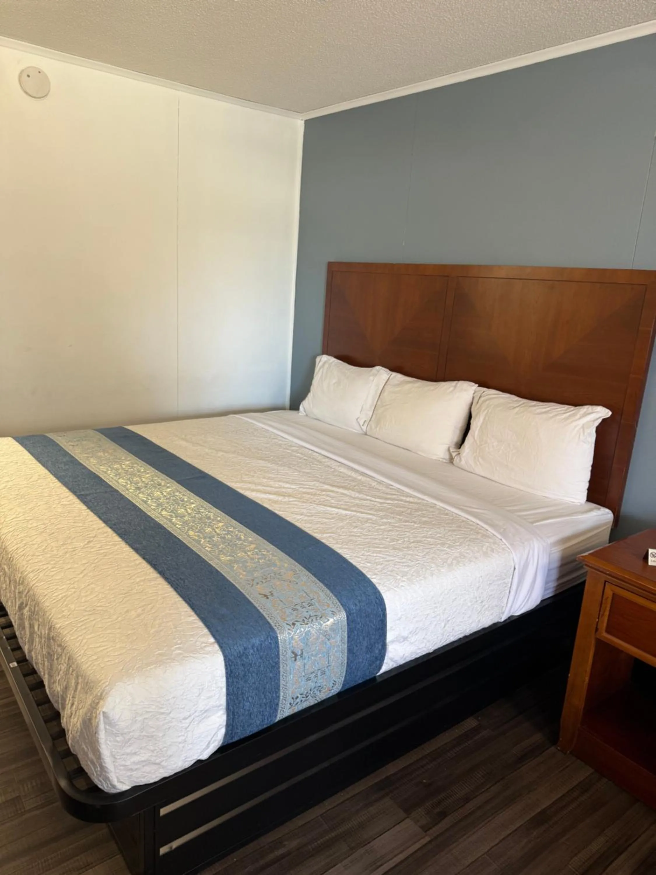 Deluxe King Room in Smith Motel
