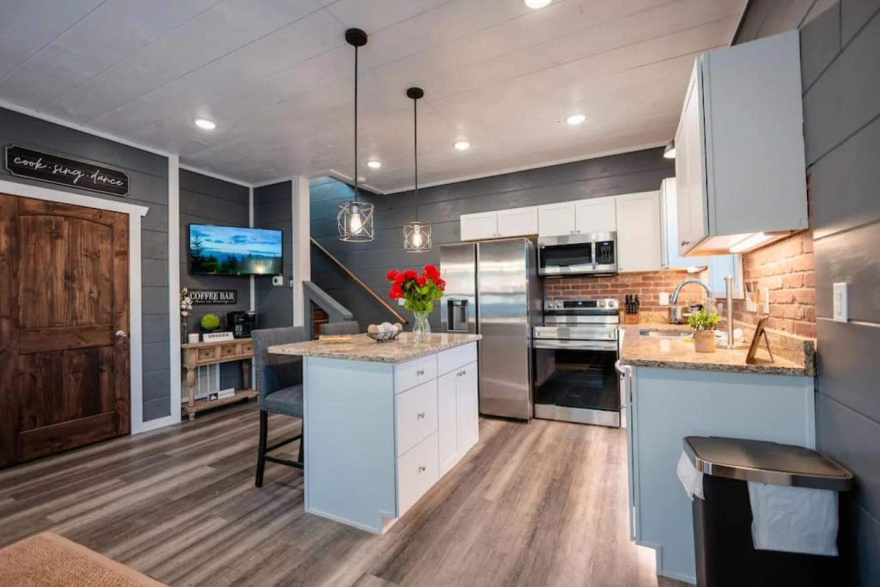 Kitchen or kitchenette in Romantic Cabin Retreat By Ghosal Luxury Lodging