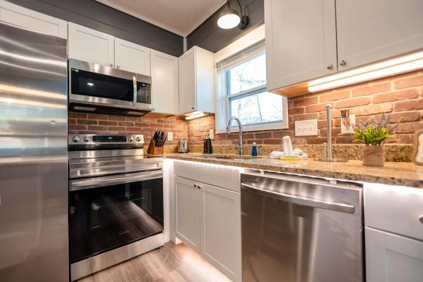 Kitchen or kitchenette in Romantic Cabin Retreat By Ghosal Luxury Lodging