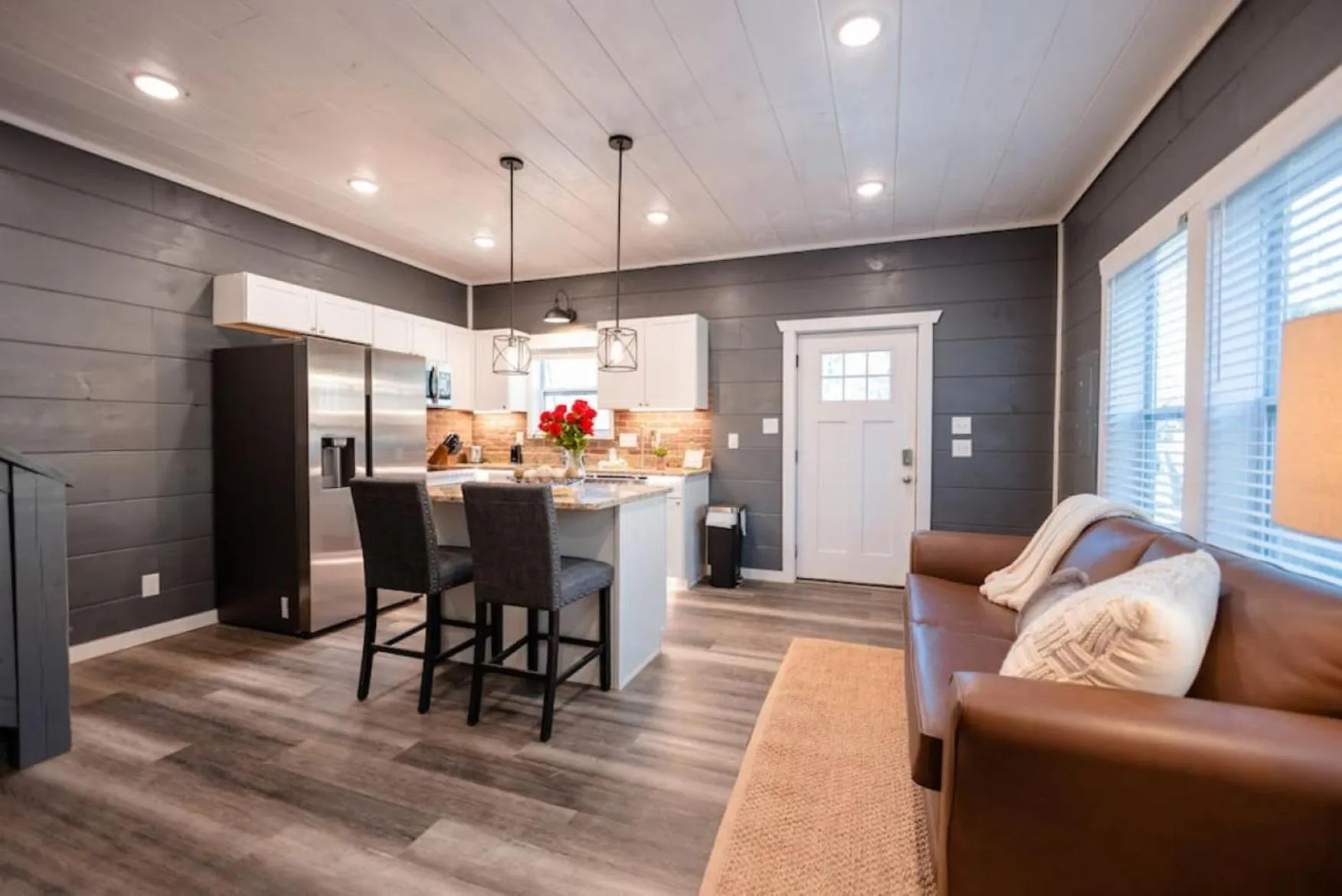 Kitchen or kitchenette in Romantic Cabin Retreat By Ghosal Luxury Lodging