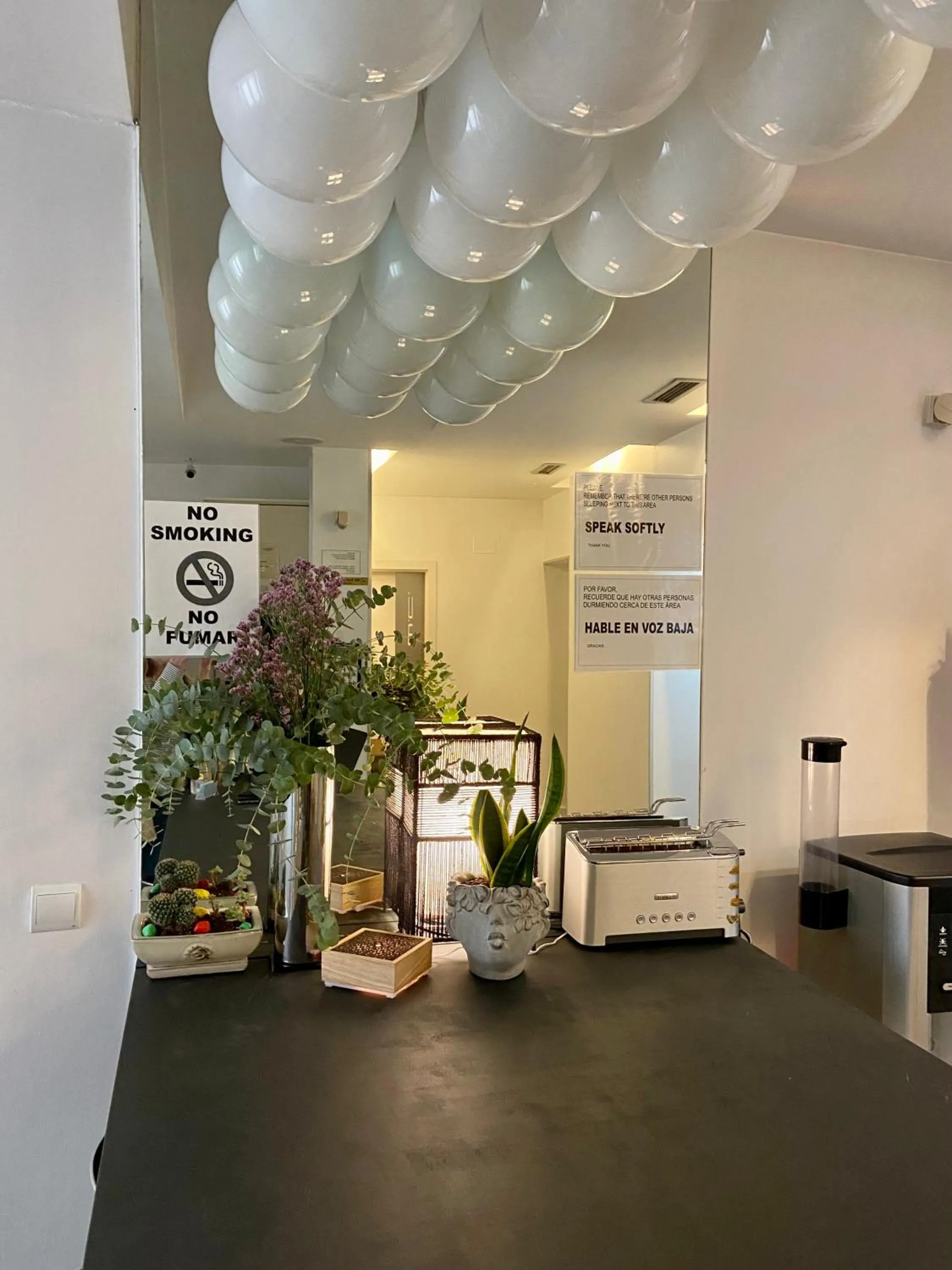 Seating area in Hostal Santa Ana Colors