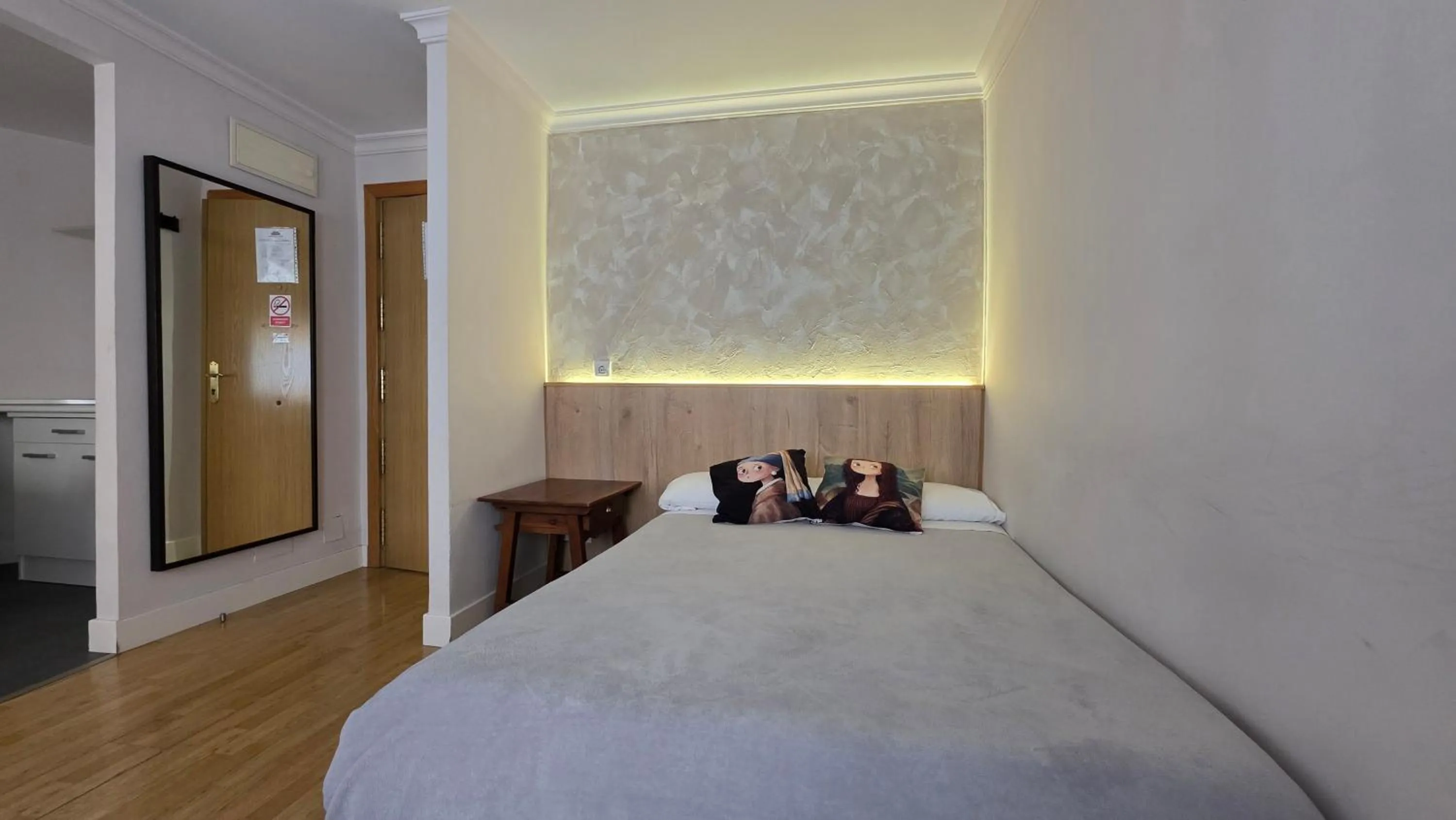 Bed in Hostal Santa Ana Colors