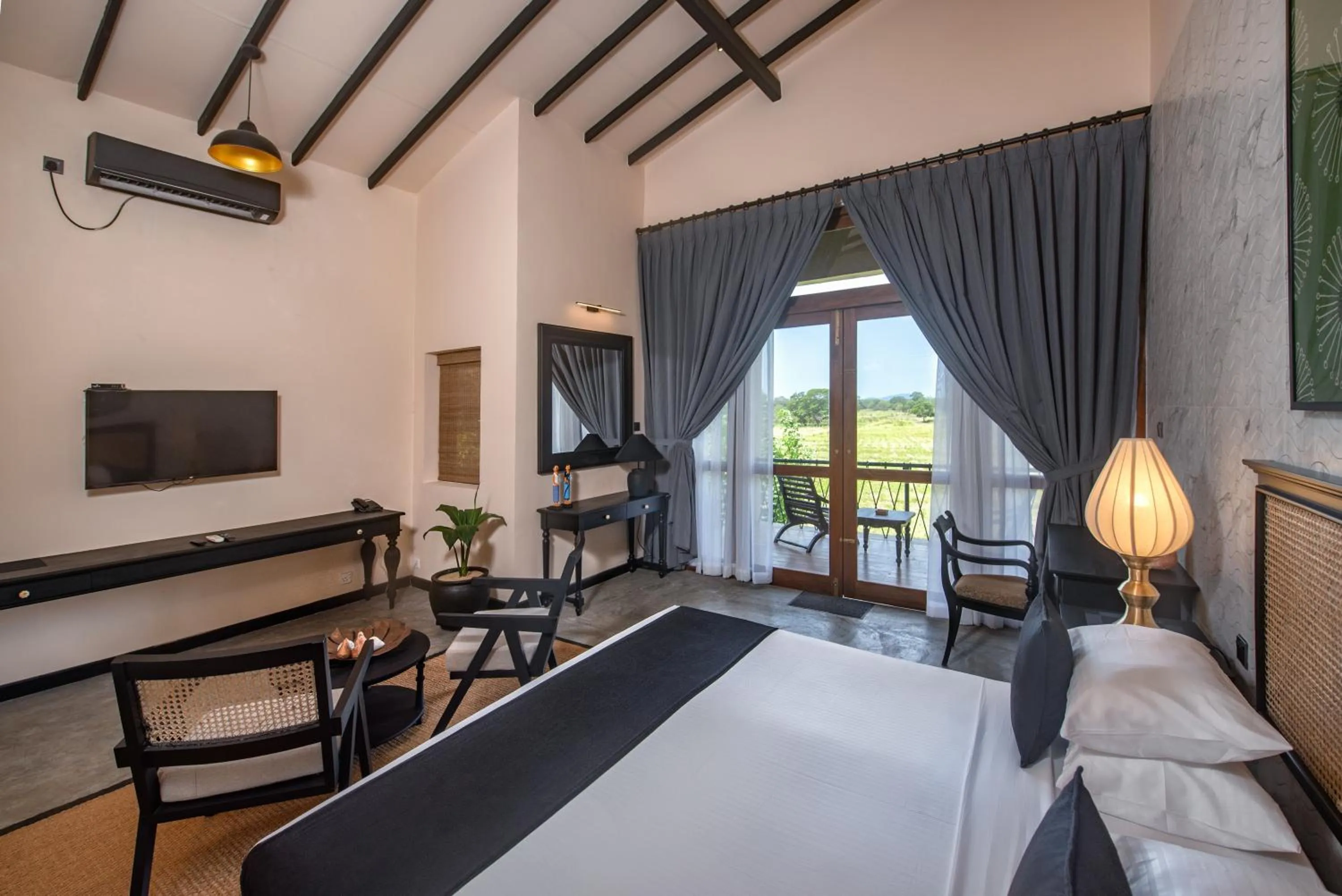 Photo of the whole room, Bed in Ceylon Breeze Sigiriya