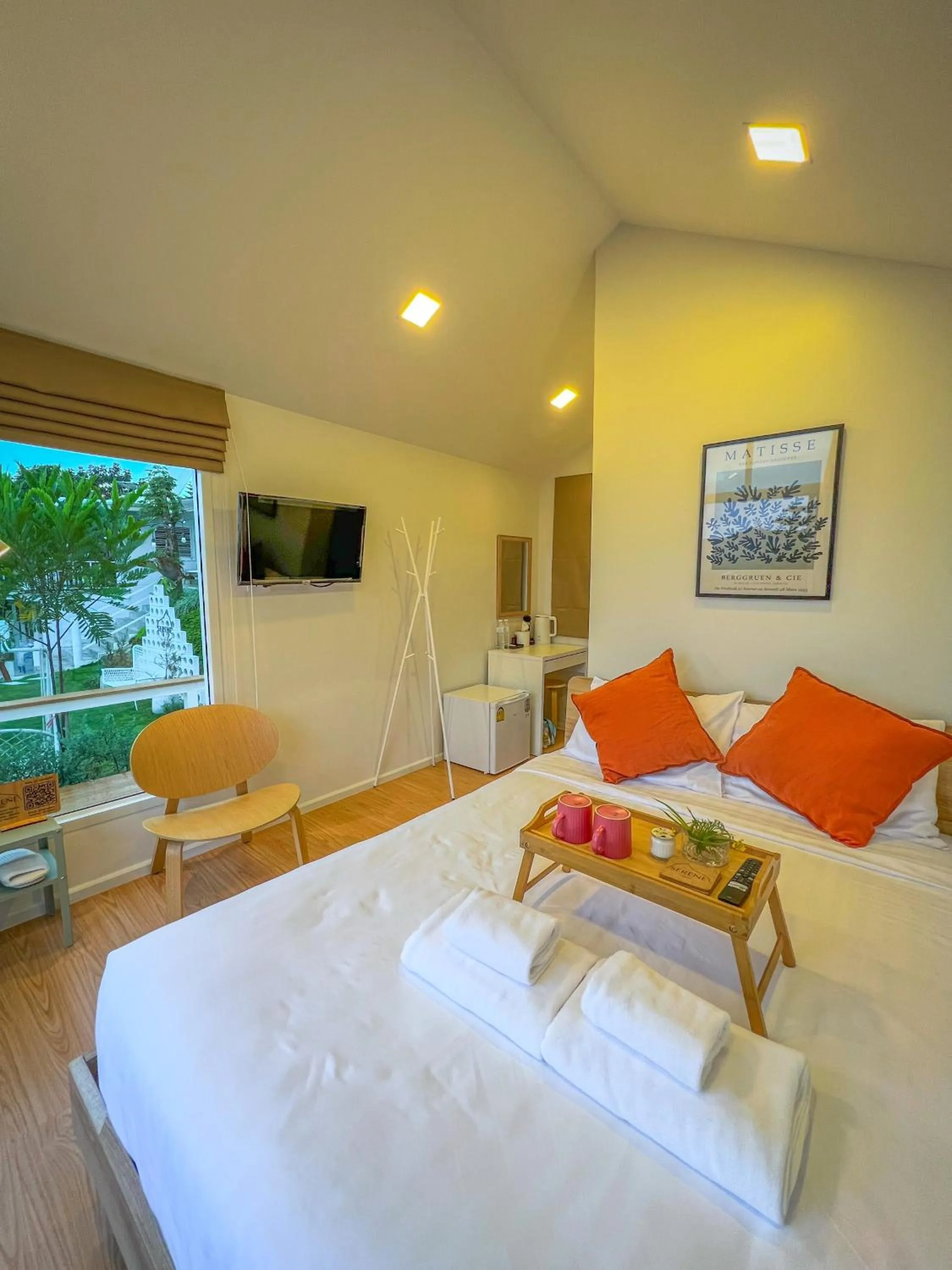 Photo of the whole room, Bed in Serene Khaokho