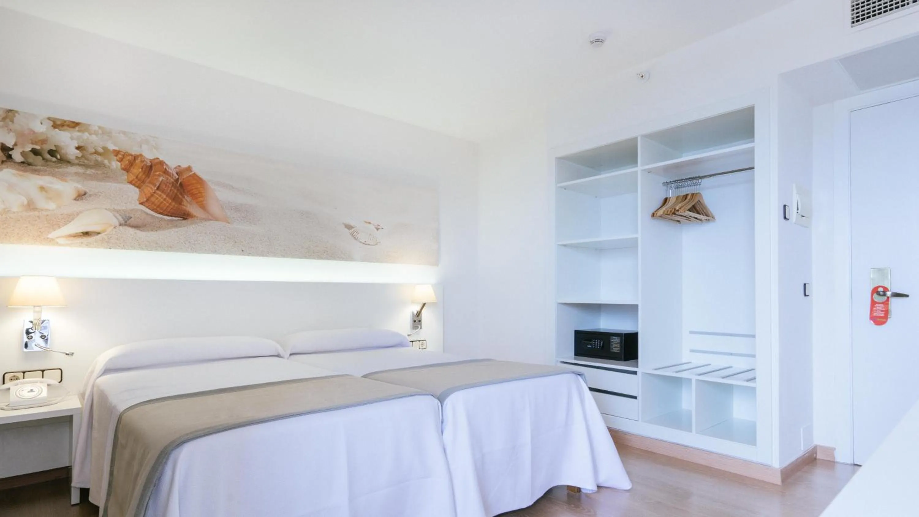 Photo of the whole room, Bed in THB Maria Isabel - Adults Only