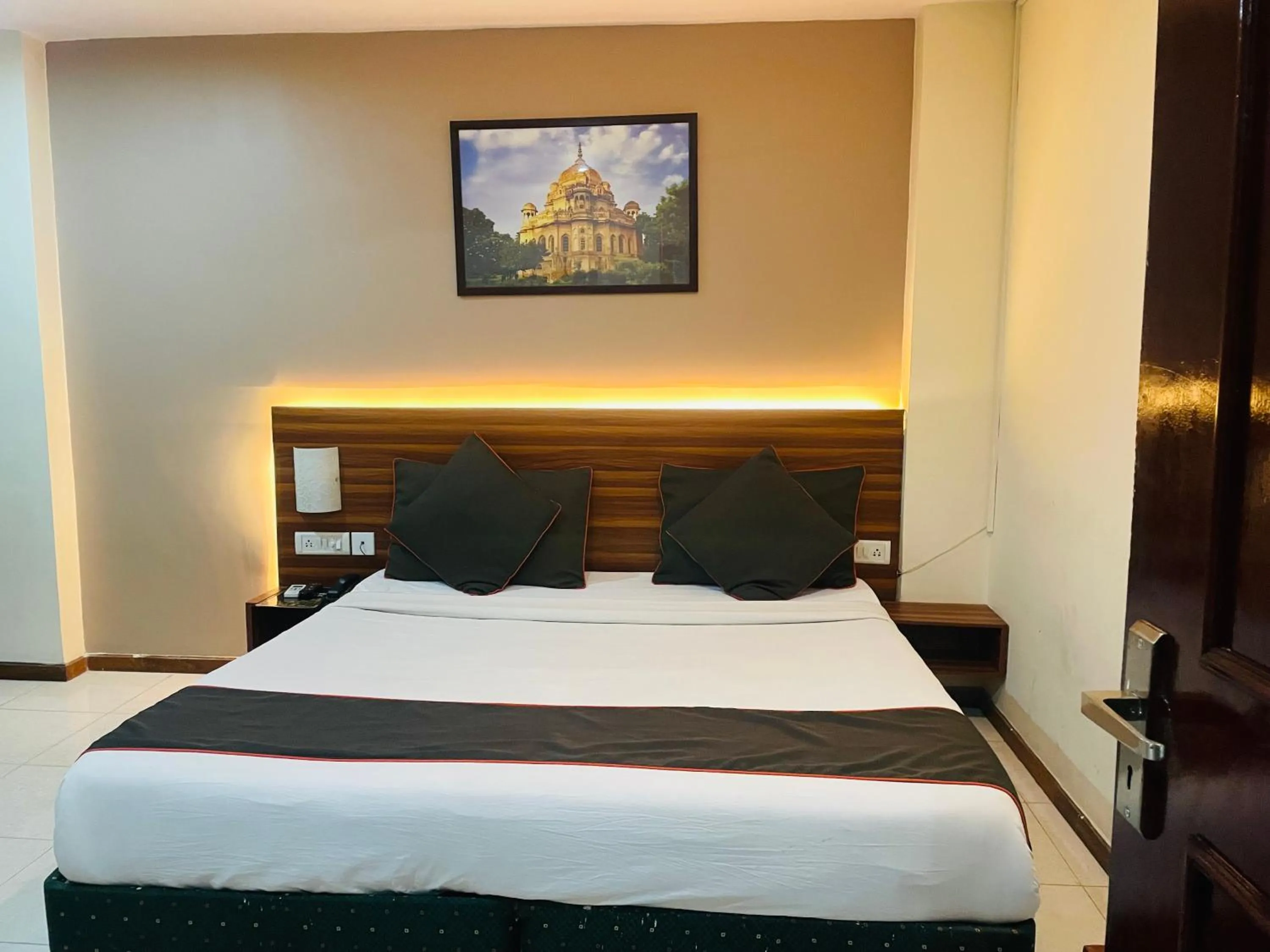 Bed in THE ROYAL PRESIDENCY INN