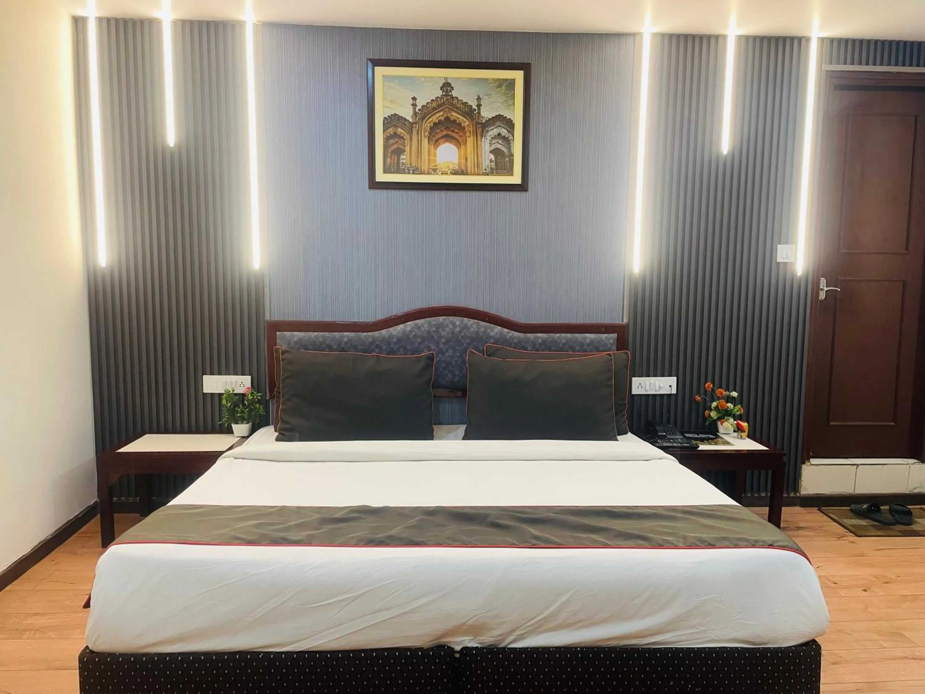 Bed in THE ROYAL PRESIDENCY INN