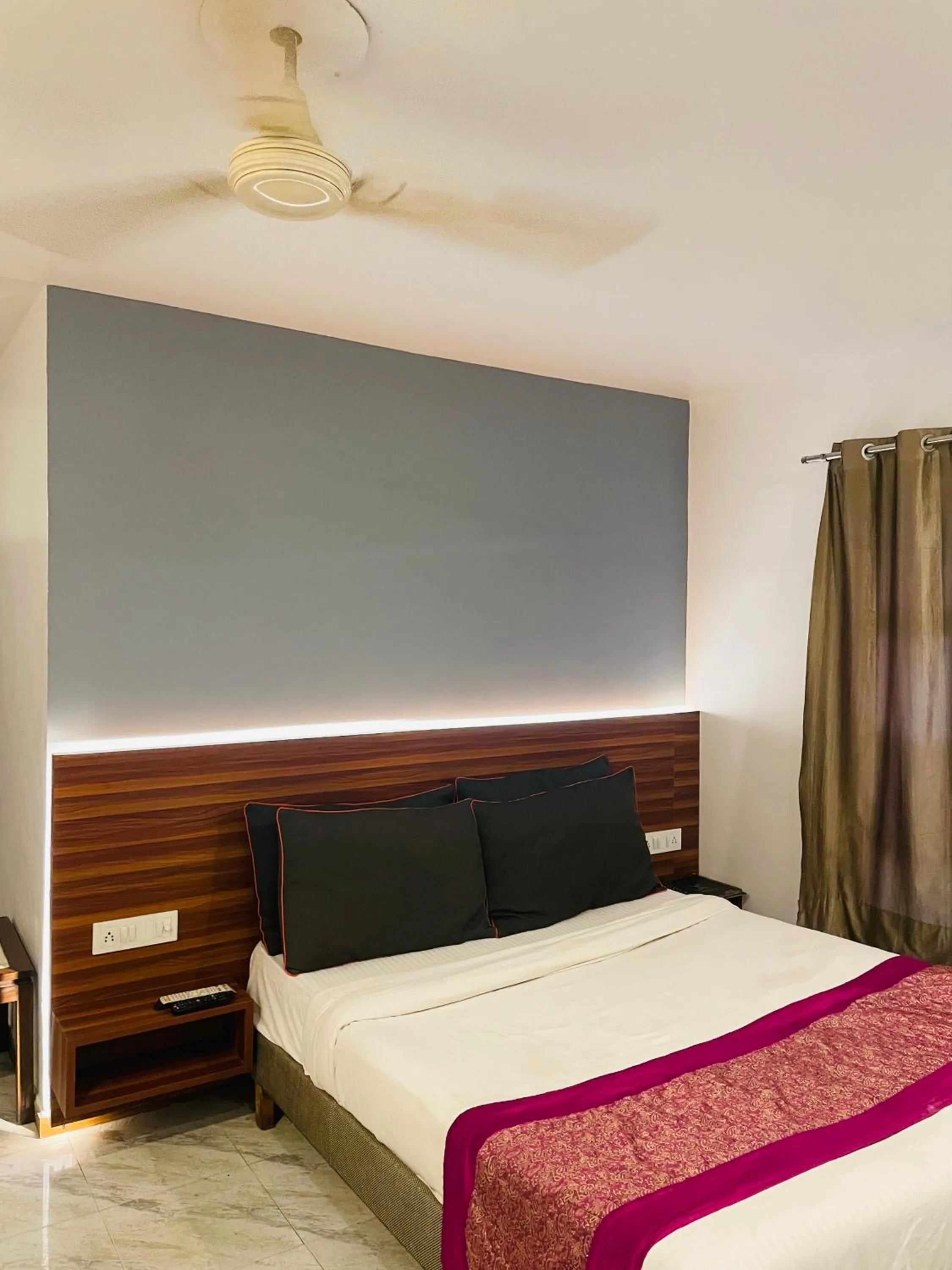 Bed in THE ROYAL PRESIDENCY INN