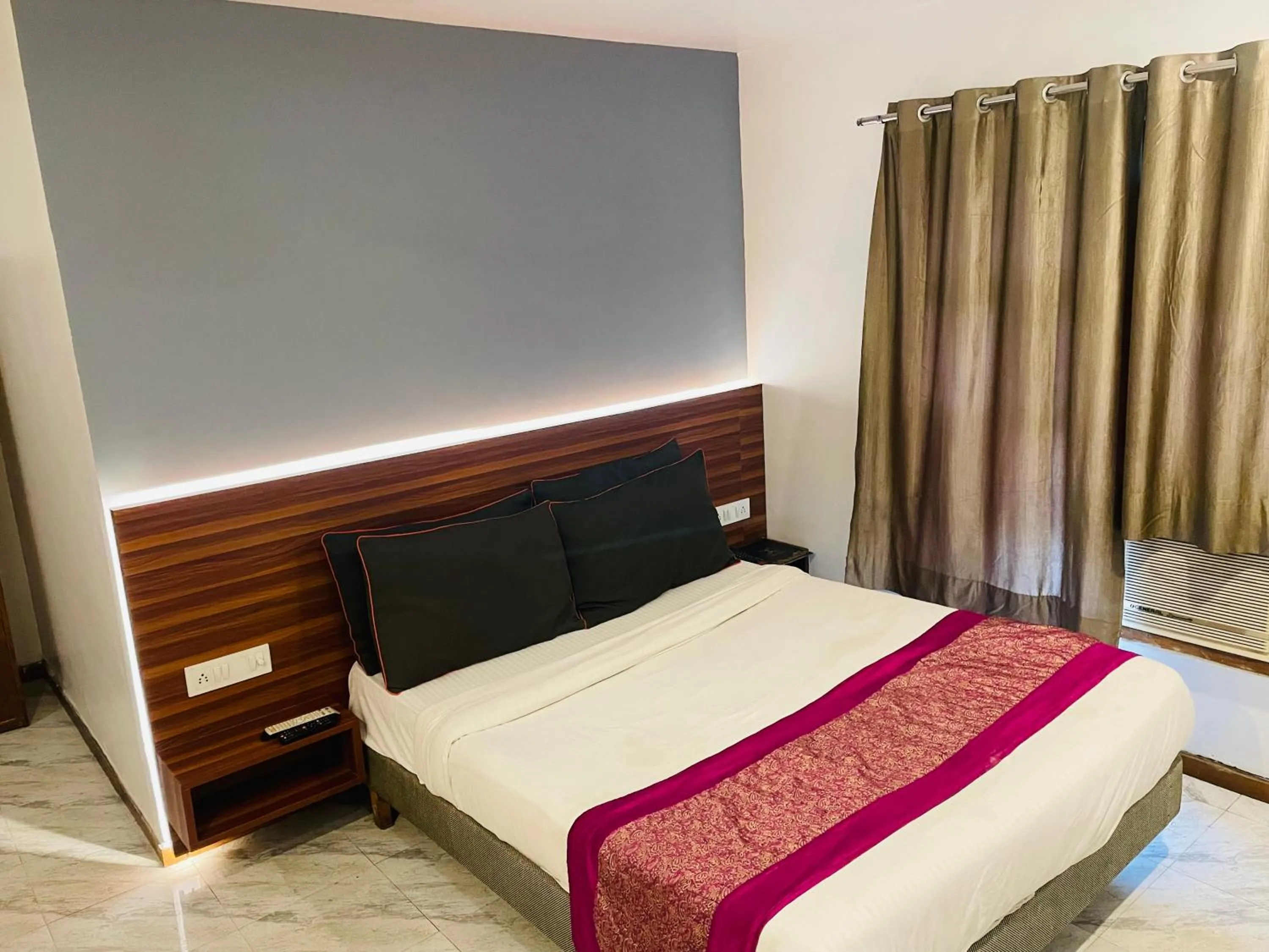 Bed in THE ROYAL PRESIDENCY INN