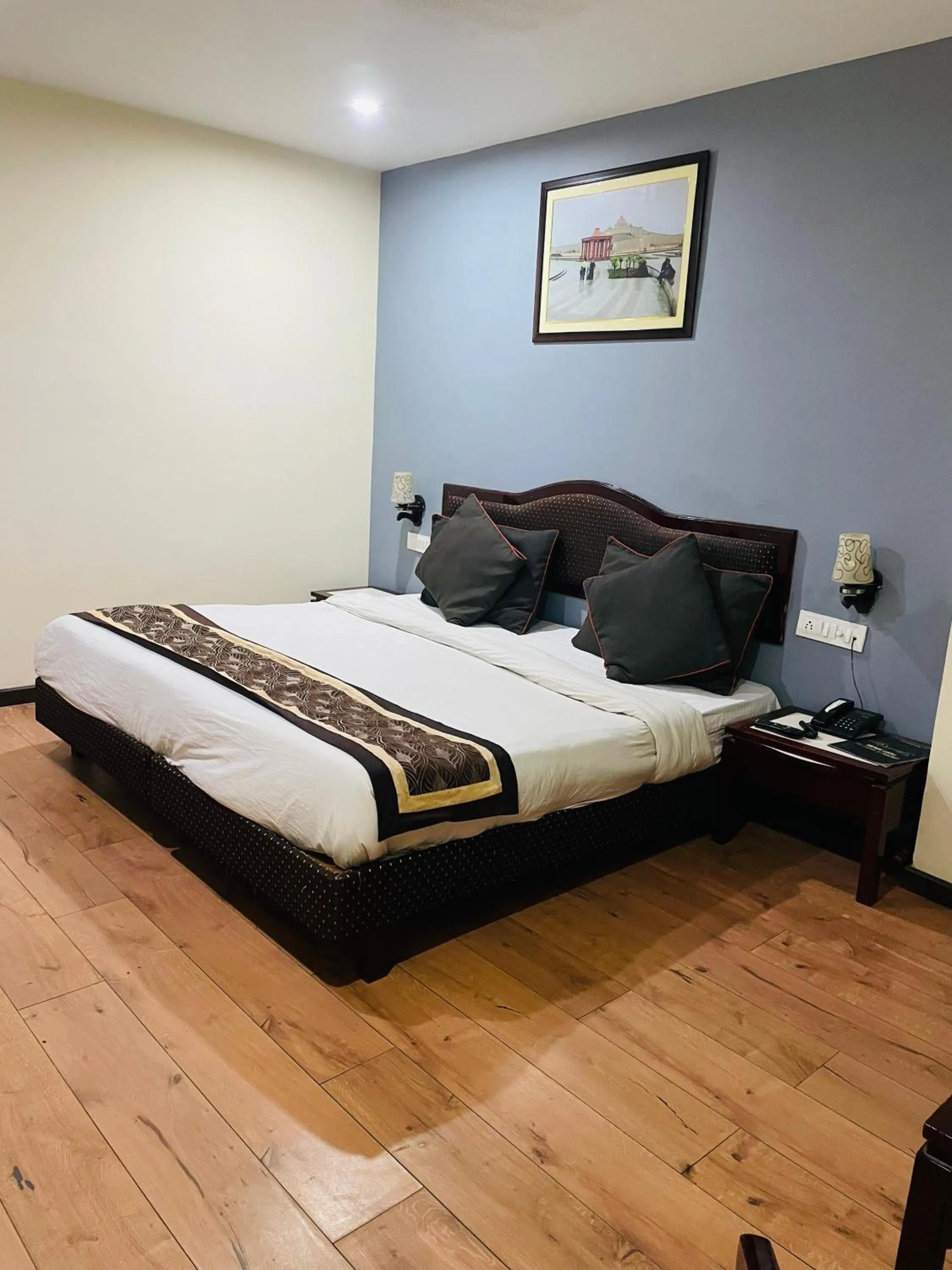 Bed in THE ROYAL PRESIDENCY INN