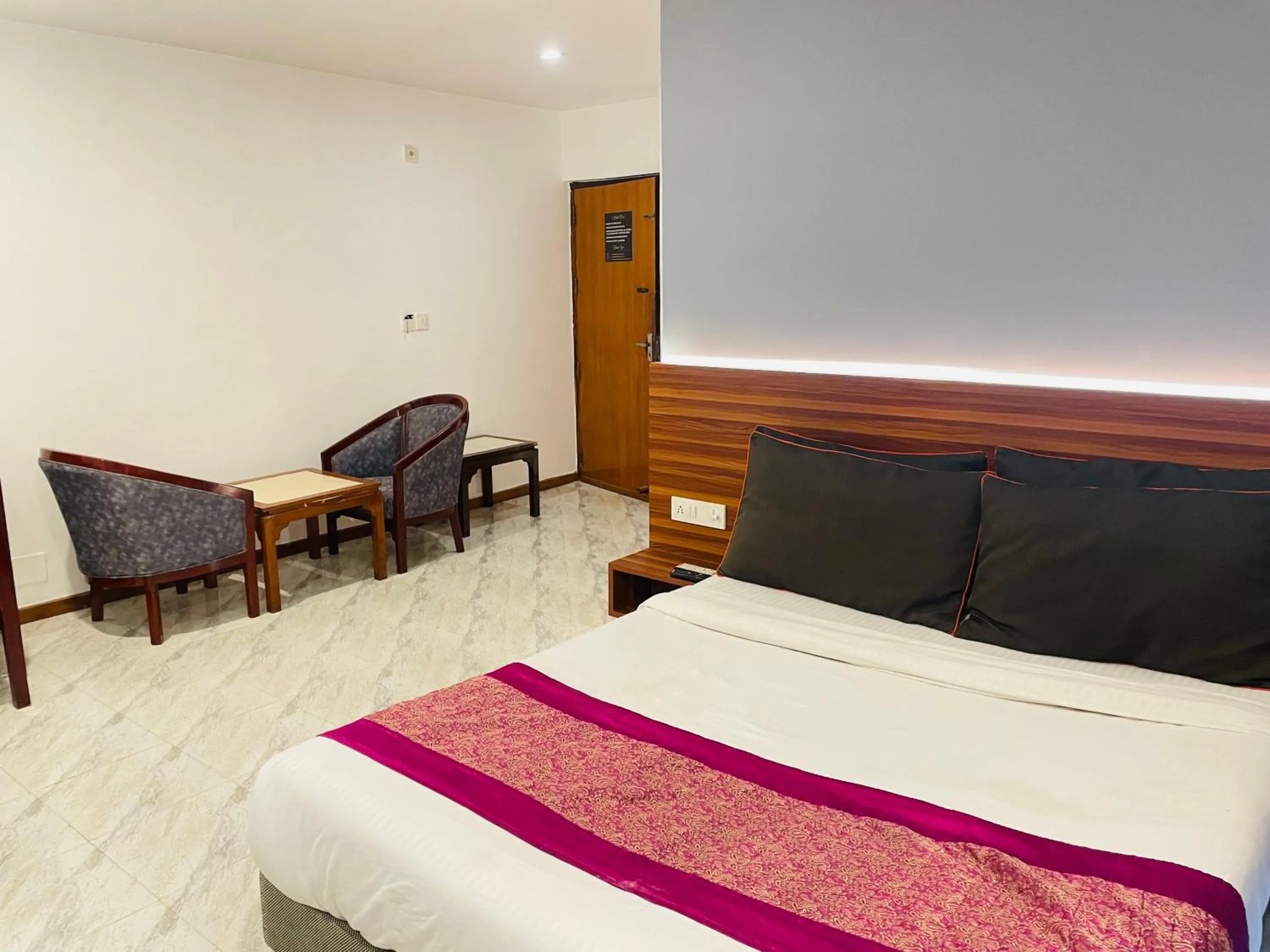 Bed in THE ROYAL PRESIDENCY INN