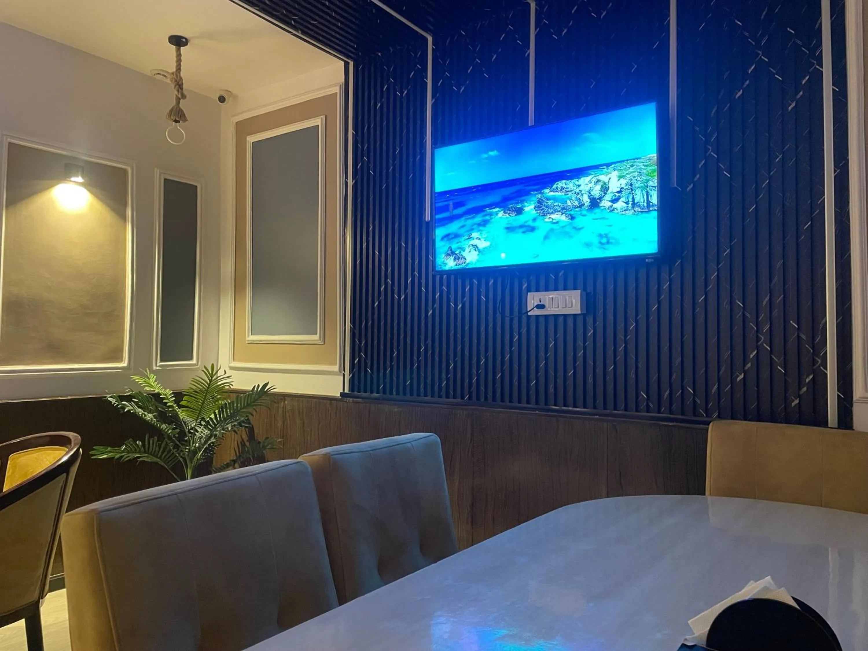 Restaurant/places to eat in THE ROYAL PRESIDENCY INN