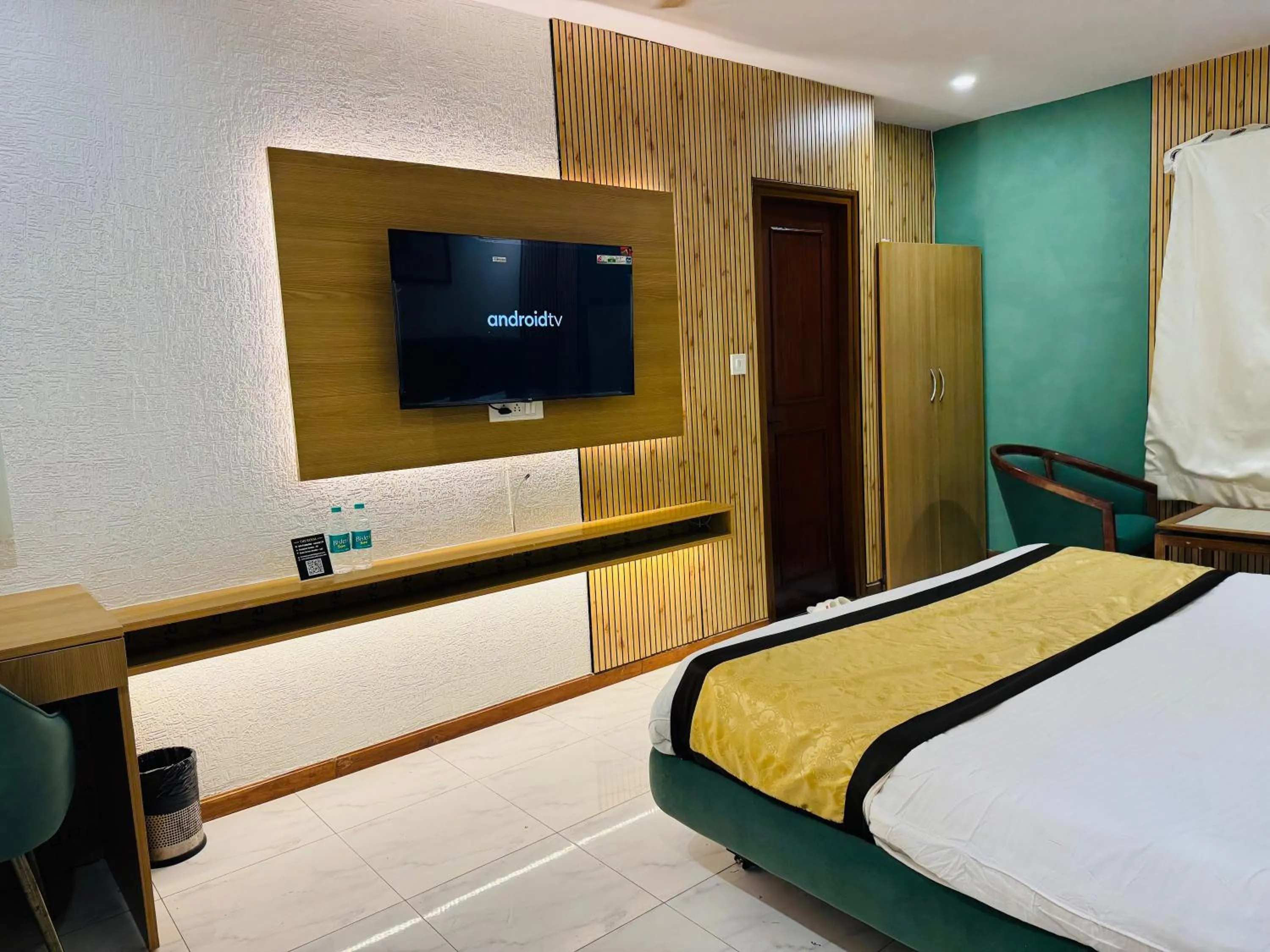 Bed in THE ROYAL PRESIDENCY INN