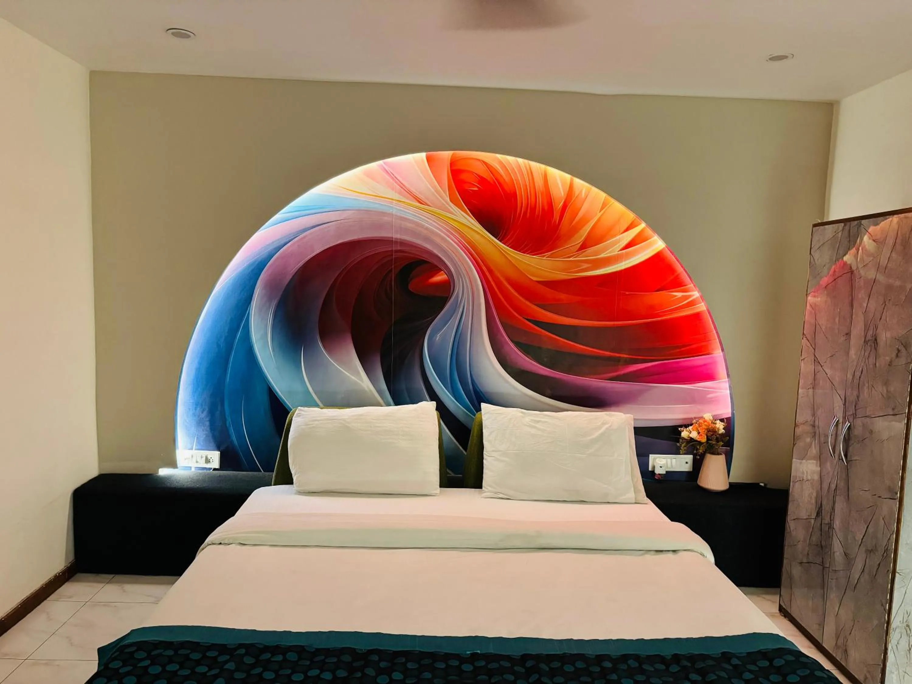 Bed in THE ROYAL PRESIDENCY INN