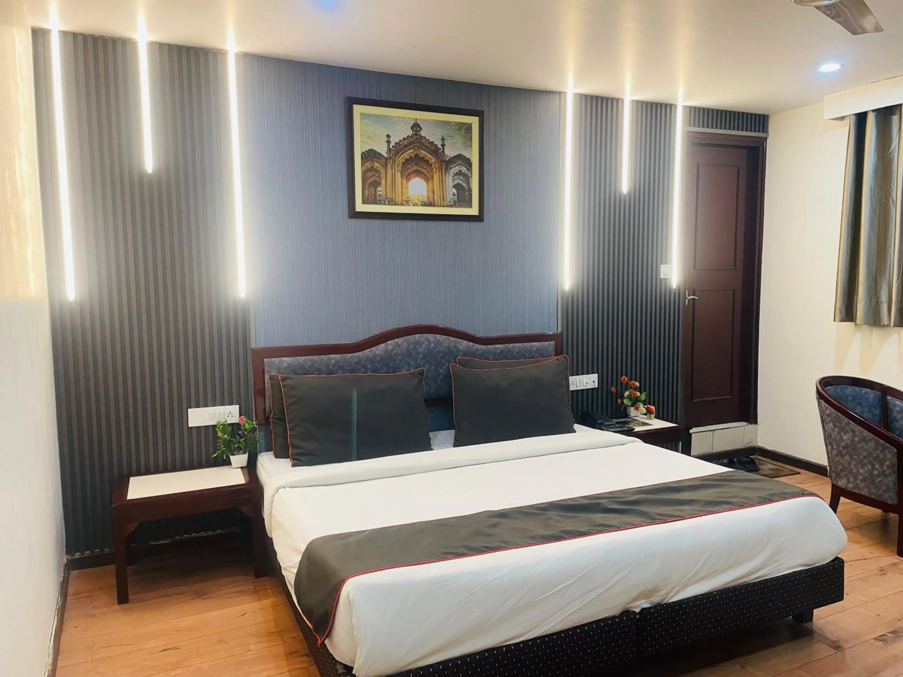 Bed in THE ROYAL PRESIDENCY INN