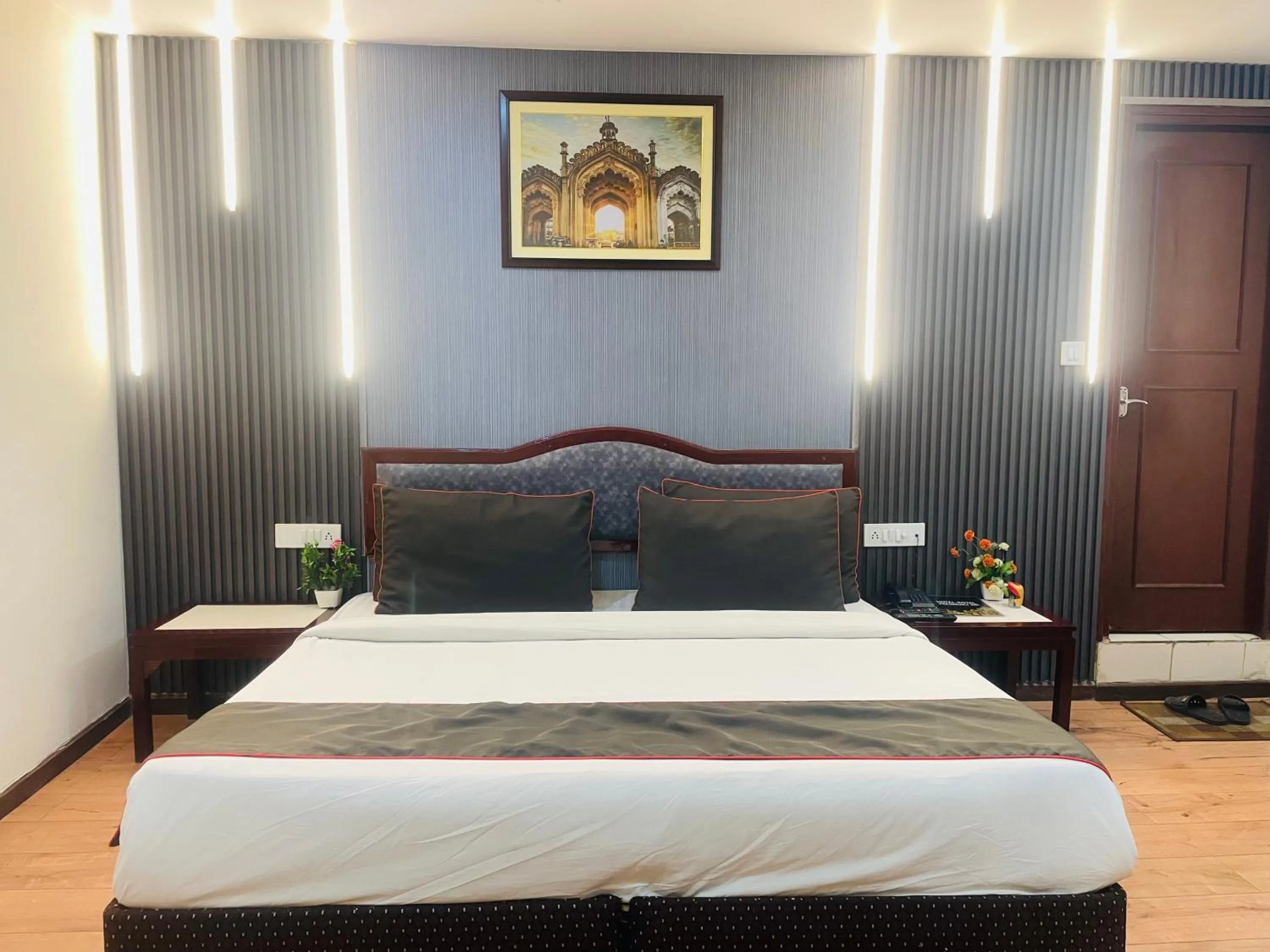 Bed in THE ROYAL PRESIDENCY INN