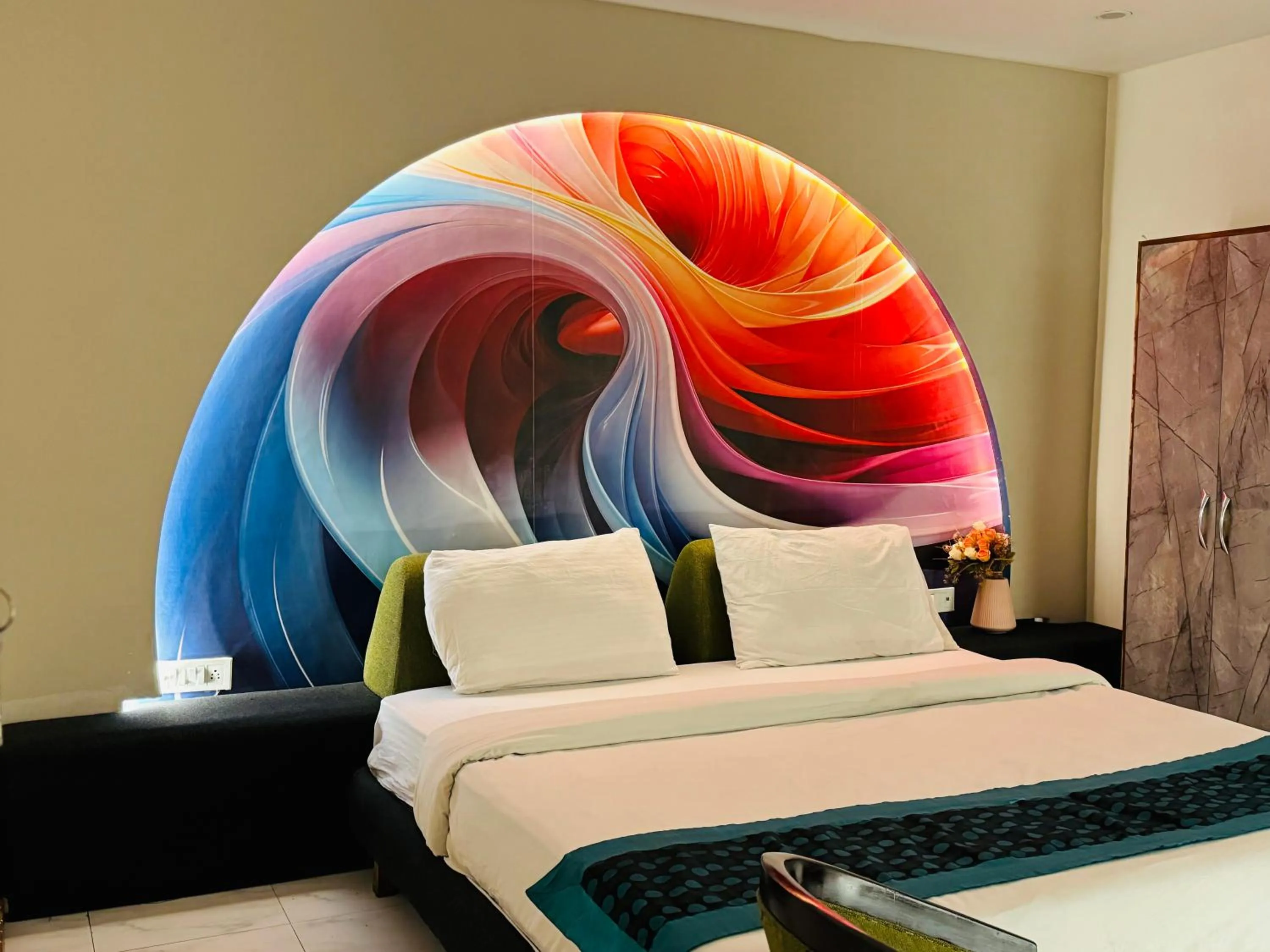 Bed in THE ROYAL PRESIDENCY INN