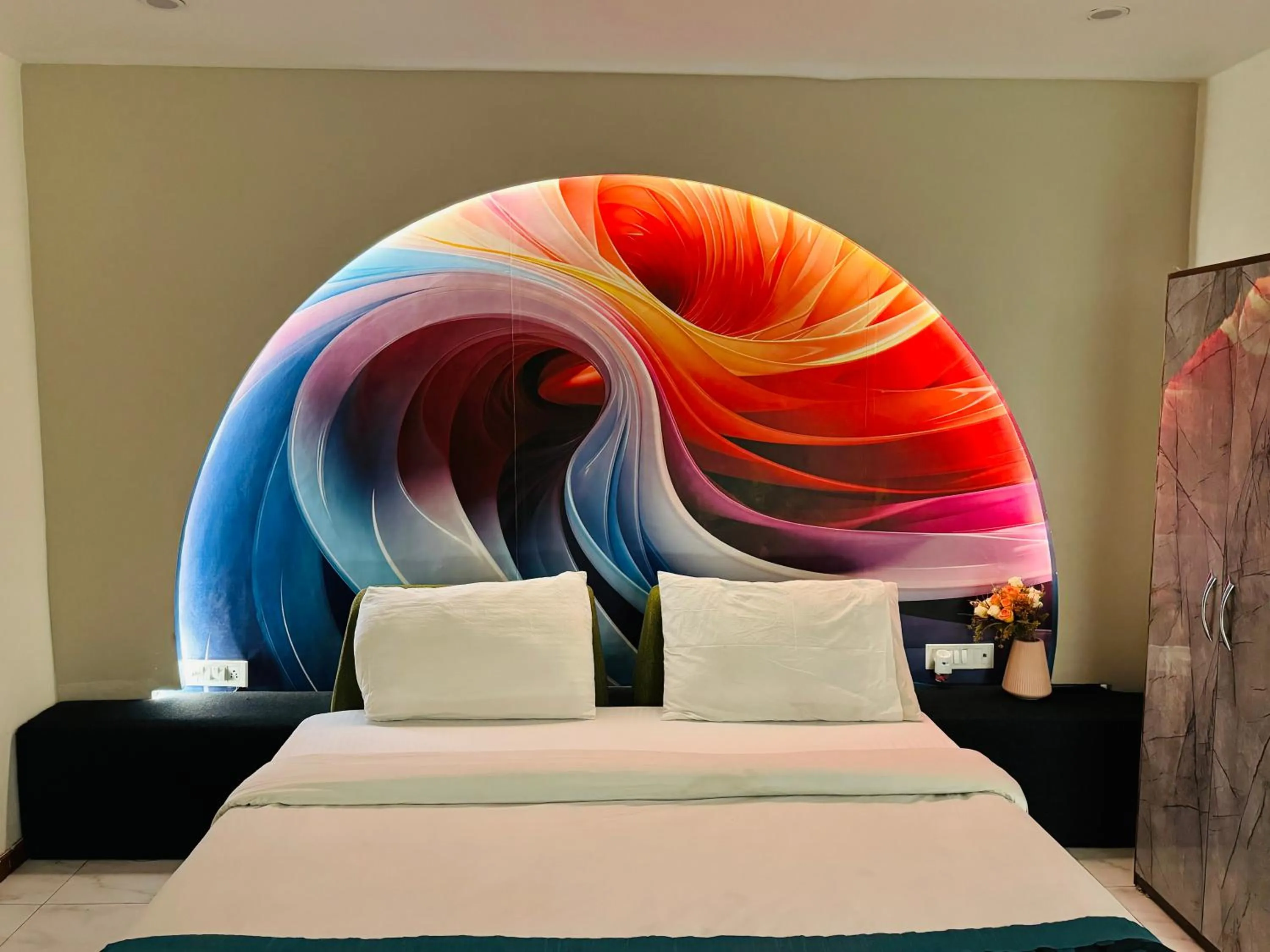 Bed in THE ROYAL PRESIDENCY INN