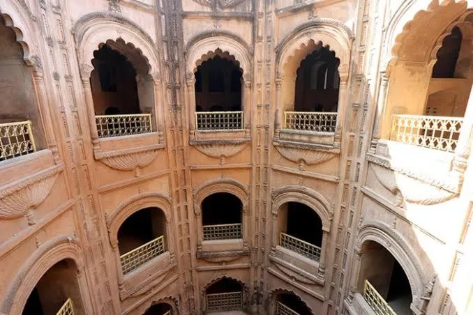 THE ROYAL PRESIDENCY INN