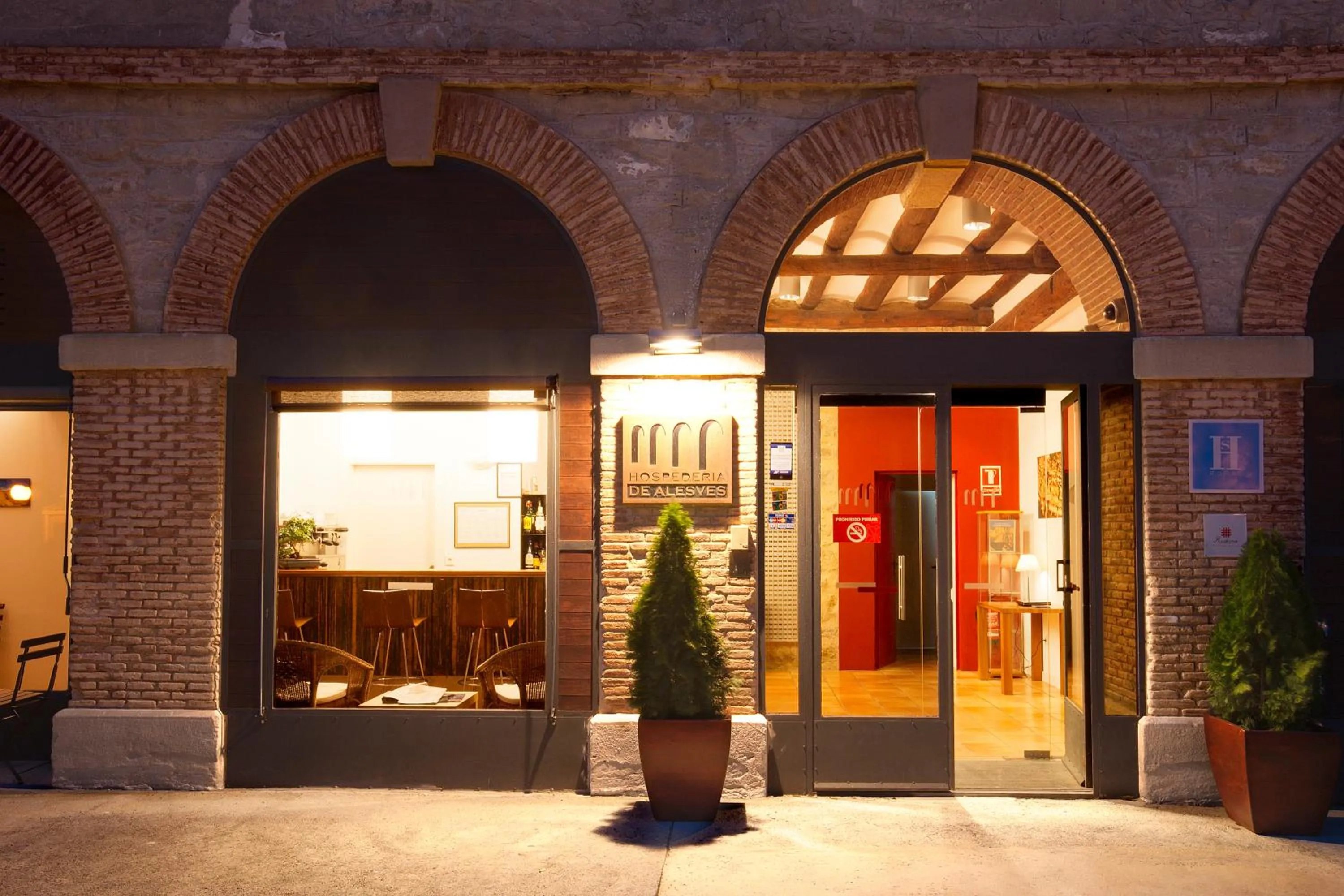 Facade/entrance in Hospedería de Alesves