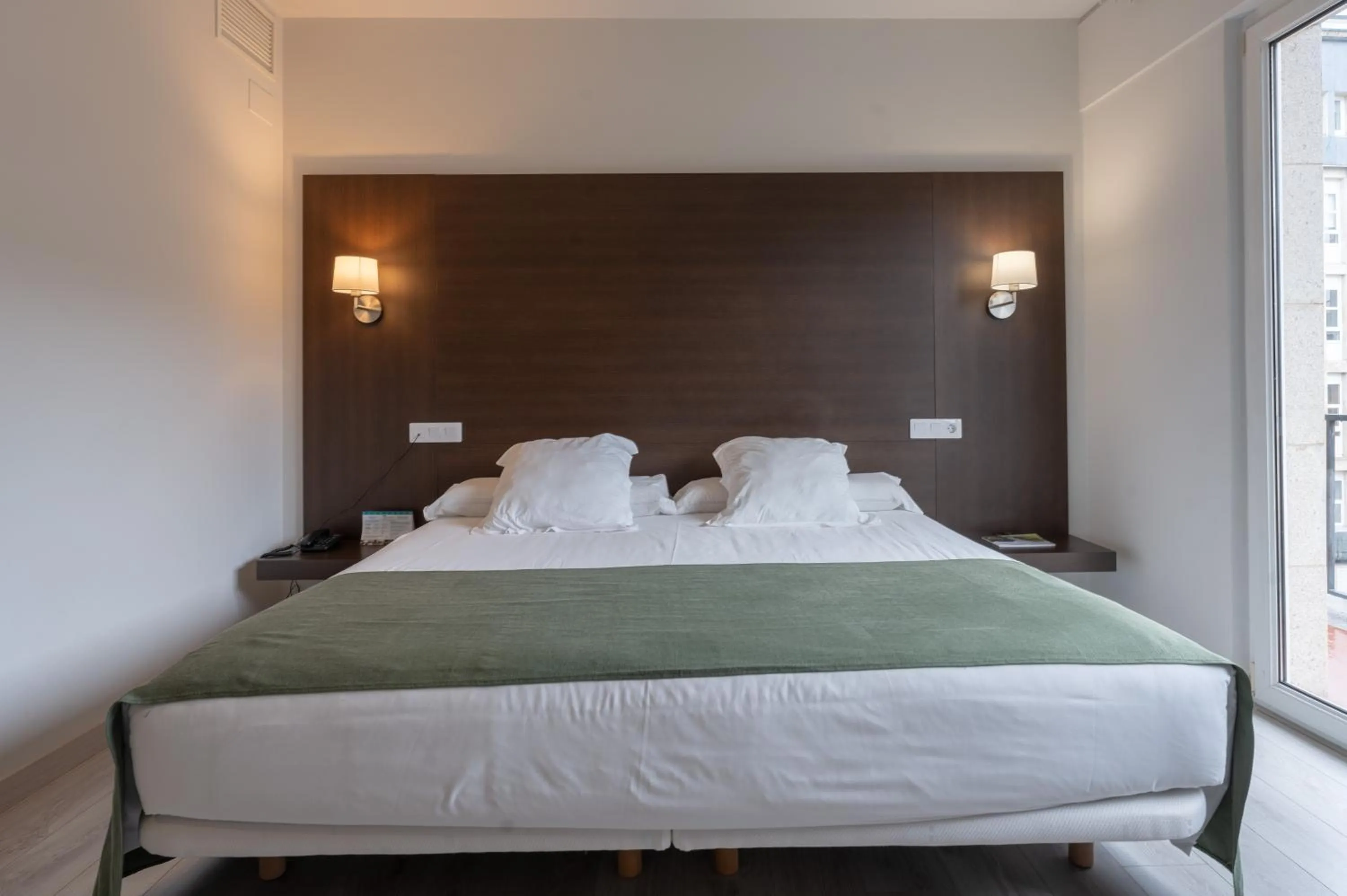 Bed in Hotel Mendez Nuñez